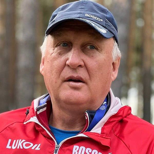 Старший тренер сборной России Юрий Бородавко рассказал об итогах тренировочного сбора в итальянском Монте‑Бондоне.  - Сбор прошел очень плодотворно, нам повезло с погодой. Почти все задачи, которые были поставлены на сбор, выполнены. За исключением небольших изменений, которые не завесили от спортсменов. Сейчас мы вернулись в Москву, спортсмены разъехались по домам. Можно сказать, что все потренировались хорошо.  Александр Большунов в достаточно хорошем, нормальном состоянии. Самое главное, что его не беспокоила спина, как было раньше. Он сумел выполнить в полном объеме все тренировки, которые были.  Дальше будет сбор в Малиновке. Начинаем 2 августа. В сентябре вернемся в Италию, там тоже запланированы сборы в Монте‑Бондоне. Там же, где и сейчас, - сказал Бородавко.  После сентябрьского сбора в Монте‑Бондоне спортсмены группы Юрия Бородавко примут участие в Чемпионате России по лыжероллерам, вторая часть которого пройдет в Малиновке 20-23 сентября.