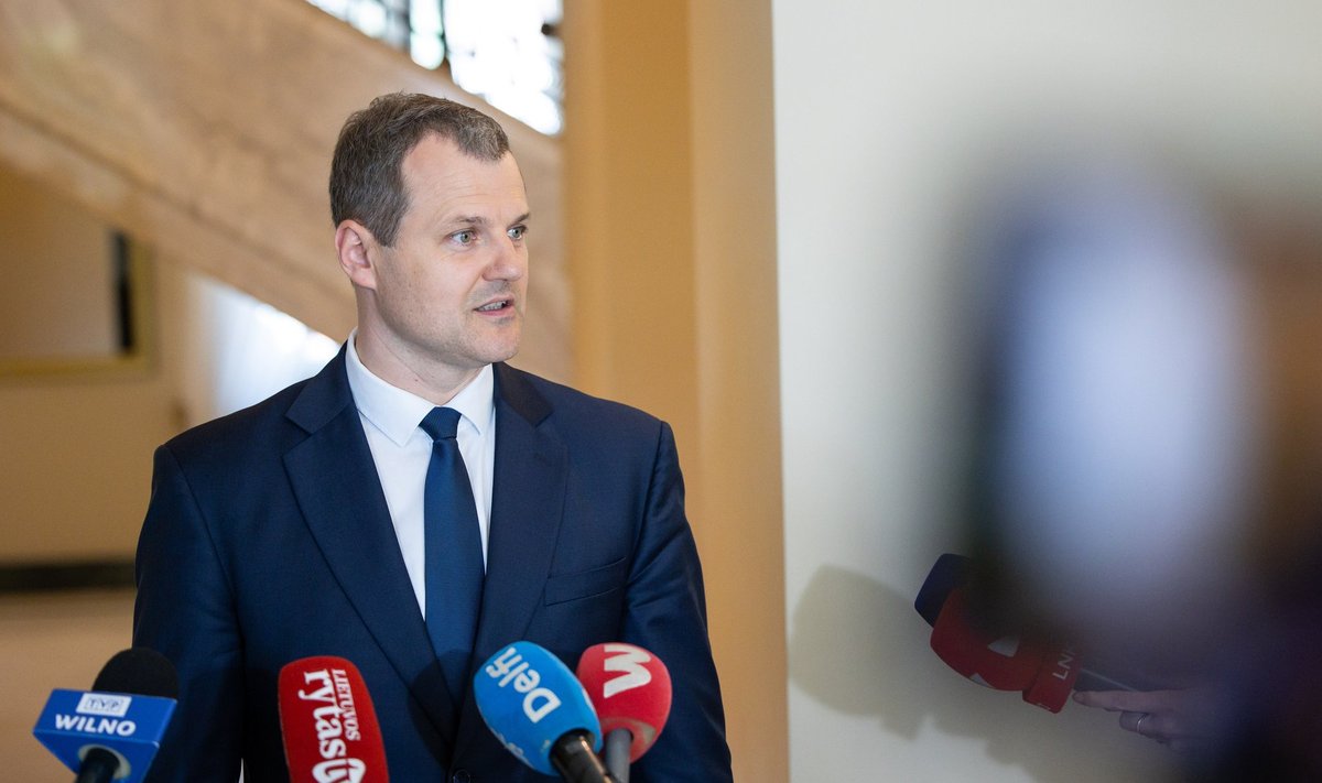 Около президентского дворца состоится протест против Палуцкаса После того как премьер-министр Гинтаутас Палуцкас попал в скандальную историю с получением льготного кредита, Лига молодых консерваторов намерена провести акцию протеста. Акция протеста „Гинтаутас, выбирай: государство или компания“ состоится на площади им. С.Даукантаса перед президентским дворцом. „Молчание в этой ситуации – знак согласия. Протест - это не только эмоциональная реакция. Это один из последних способов показать, что у общества есть хребет. Мы наблюдаем, требуем ответственности. Эта история не о партиях или симпатиях. Это об основополагающей справедливости. О том, что перед законом равны все“, – сообщают организаторы акции. www.delfi.lt/a/120115188