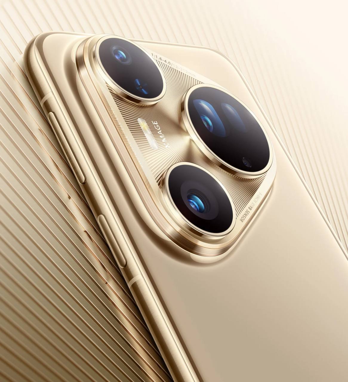 Huawei представила флагманский Pura 80 Ultra Смартфон получил уникальный перископный модуль с двумя объективами. Это позволило реализовать две степени приближения — 3.7х и 9.4х. Однако на максимальном фокусном расстоянии разрешение снимков составит всего 12,5 Мп. Основная камера тоже обновилась. Она имеет рекордный динамический диапазон и переменную диафрагму f/1.6-4.0. Подробные характеристики: • Дисплей: 6,8" 2848x1276 LTPO OLED, 120 Гц • Чипсет: Kirin 9020 • Камеры: 50 Мп + 40 Мп ширик + 50+12,5 Мп двойной перископ + 1,5 Мп спектральная + 13 Мп селфи • Память: 16/512 + 16/1024 ГБ • Связь: 5G, NFC, Wi-Fi 7, Bluetooth 5.2 • Биометрия: сканер отпечатков в кнопке питания, распознавание лица • Влагозащита: IP69 • Аккумулятор и зарядка: 5700 мАч, 100 Вт, 80 Вт беспроводная • Цена: от 9999 юаней ~109 000 ₽