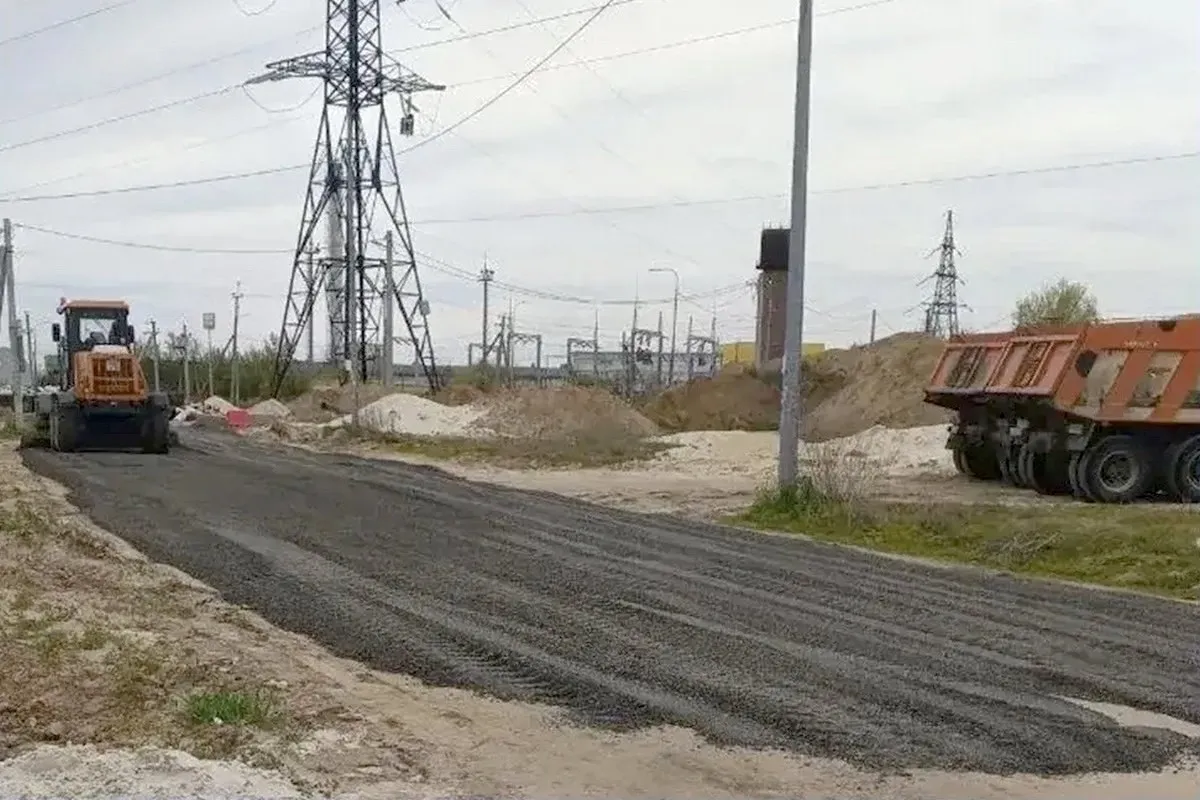 В посёлке Солнечный Краснооктябрьского района Волгограда начали приводить в порядок автомобильные проезды Специалисты выравнивают дороги и формируют покрытие из фрезерованной асфальтобетонной крошки Работы ведутся по мере завершения строительства в населённом пункте сетей водоснабжения и водоотведения общей протяженностью более 50 км Их готовность уже достигла 97 РИАЦ в МАХ