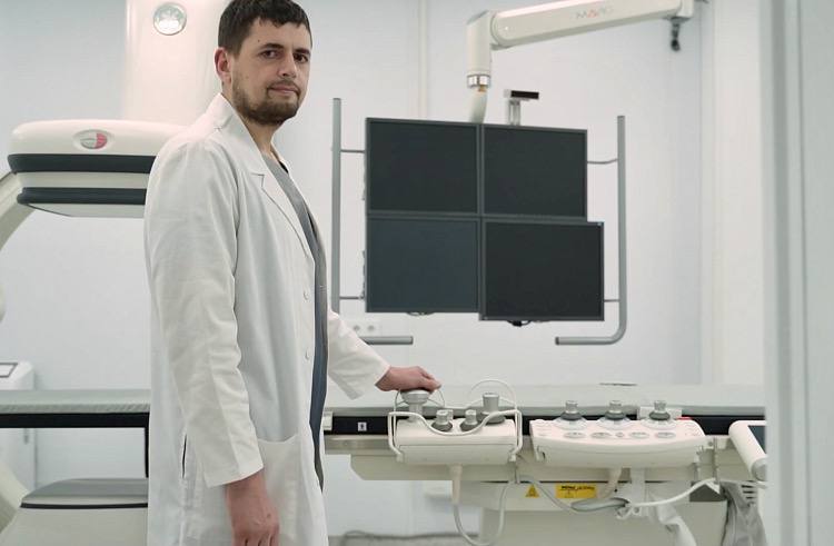 Современное оснащение больницы помогло спасти мужчину после клинической смерти в Приморье  Во Владивостоке врачи больницы №1 вернули к жизни 48-летнего мужчину после остановки сердца в пути следования в стационар. Клиническая смерть длилась 25 минут, но благодаря слаженной работе медиков и современному оборудованию пациент был спасён.     Решающую роль сыграла ангиографическая система, установленная в рамках нацпроекта «Продолжительная и активная жизнь». В отделении рентгенохирургии врачи оперативно восстановили кровоток, после чего пациента передали в реанимацию.  Ангиограф был закуплен на средства федерального бюджета — 67 млн рублей. С его помощью можно выполнять сложнейшие операции на сосудах и сердце в экстренном порядке.    «Я благодарю Президента и эту программу за поставленное оборудование. Оно спасло мне жизнь. Отдельно хочется сказать спасибо бригаде №1 скорой помощи, которая действительно поработала надо мной, и сотрудникам больницы №1 за то, что помогли мне реабилитироваться», — поделился пациент.