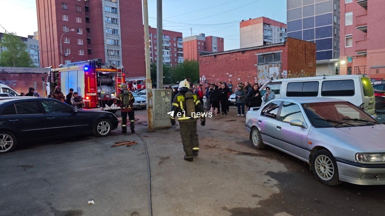 Этой ночью на Красина, 3, загорелась квартира на втором этаже. Пострадали два человека. МЧС сообщили, что создавалась угроза распространения огня, а сильное задымление мешало эвакуации. Хозяин загоревшейся квартиры получил ожоги третьей степени — ему обожгло 30% поверхности тела. Другой житель дома отравился дымом, сейчас он направлен в токсикоцентр. Благодаря пожарным спаслись 10 человек. Ещё 43, в том числе 10 детей, были эвакуированы на улицу. Фото: ИА Ночные Новости. Подписаться Новости Екатеринбурга