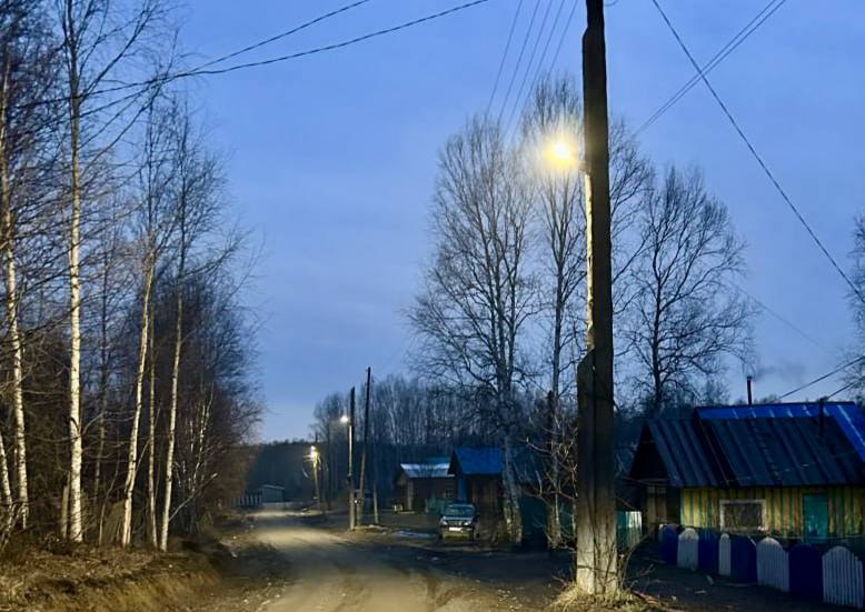 После обращения на личный прием к первому заместителю прокурора края в отделанном районе восстановлено освещение На личный прием к первому заместителю прокурора Хабаровского края обратился житель села им. Полины Осипенко по вопросу благоустройства населенного пункта. Заявитель сообщил, что на участке дороги по пер. Коммунальному отсутствует надлежащее освещение, что создает угрозу для водителей и пешеходов в темное время суток. В ходе проверки доводы заявителя подтвердились. В целях устранения нарушений закона прокурор внес представление главе поселения. По результатам его рассмотрения проведены ремонтные работы, освещение в населенном пункте восстановлено.