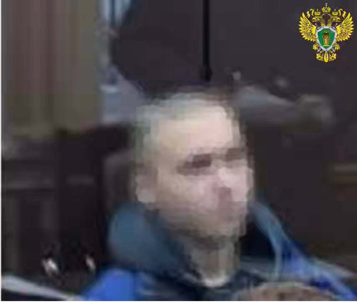 В Архангельской области сторона государственного обвинения запросила 15 лет лишения свободы для обвиняемого в нападении на преподавателей и обучающихся образовательной организации Прокурор Архангельской области и автономного округа Николай Хлустиков принимает участие в прениях сторон по уголовному делу в отношении 18 летнего жителя г Архангельска обвиняемого по ч 2 ст 205 5 и ч 3 ст 30 п а б л ч 2 ст 105 УК РФ участие в террористической организации и покушение на убийство четырех лиц по мотиву идеологической ненависти и в связи с выполнением лицами общественного долга По версии стороны обвинения бывший учащийся ГБПОУ АО Архангельский техникум строительства и экономики разделяя идеологию международной террористической организации приискивал и распространял в сети Интернет а также среди других учащихся техникума материалы пропагандирующие применение насилия и совершение нападений на образовательные организации в том числе создал и распространил видеоролик на котором в компьютерной игре смоделировано нападение на его техникум В дальнейшем являясь недовольным результатами своего обучения в техникуме и связывая это с предвзятым отношением к нему преподавателей руководствуясь своими деструктивными убеждениями он спланировал и подготовил нападение в образовательной организации Реализуя задуманное молодой человек разместил в сети Интернет запись в которой заявил о намерении совершить массовое убийство после чего на следующий день вооружившись ножом напал на своего бывшего преподавателя и нанес ей несколько ножевых ранений Пытаясь скрыться нападавший ударил ножом еще одну женщину преподавателя преградившую ему путь а также покушался на жизнь двух студентов принимавших меры к его задержанию  Подсудимый свою вину в совершении преступлений в ходе судебного следствия признал в полном объеме Прокурором предъявленное обвинение в судебных прениях поддержано в полном объеме и предложено суду назначить подсудимому наказание по совокупности преступлений в виде 15 лет лишения свободы с ограничением свободы на срок 1 год с отбыванием части основного наказания в тюрьме а в дальнейшем в исправительной колонии строгого режима