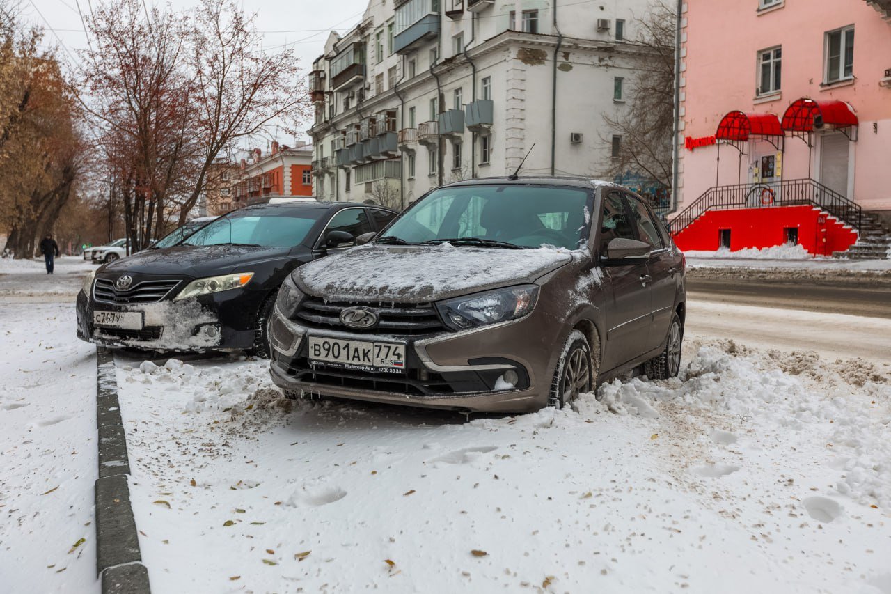 Платные парковки в центре Челябинска введут к середине лета  Парковки в центре Челябинска должны стать платными к июлю-августу 2025 года. Проект парковочного пространства рассмотрели на круглом столе в городской думе. Он оставляет и некоторое количество бесплатных мест для машин.   — Мы надеемся, что мы получим поддержку и от граждан, и от правительства региона, и уже до августа сможем внедрить первый этап развития платного парковочного пространства в Челябинске, — добавил вице-мэр по дорожному хозяйству и транспорту Андрей Ксензов.  На первом этапе проекта платными парковками обрастут проспект Ленина, улицы Цвиллинга, Тимирязева, Васенко, Пушкина, Карла Либкнехта, Елькина, Сони Кривой, а также Театральная и Привокзальная площади. В этой части города обустроят 1550 парковочных мест.          Голосовать за канал