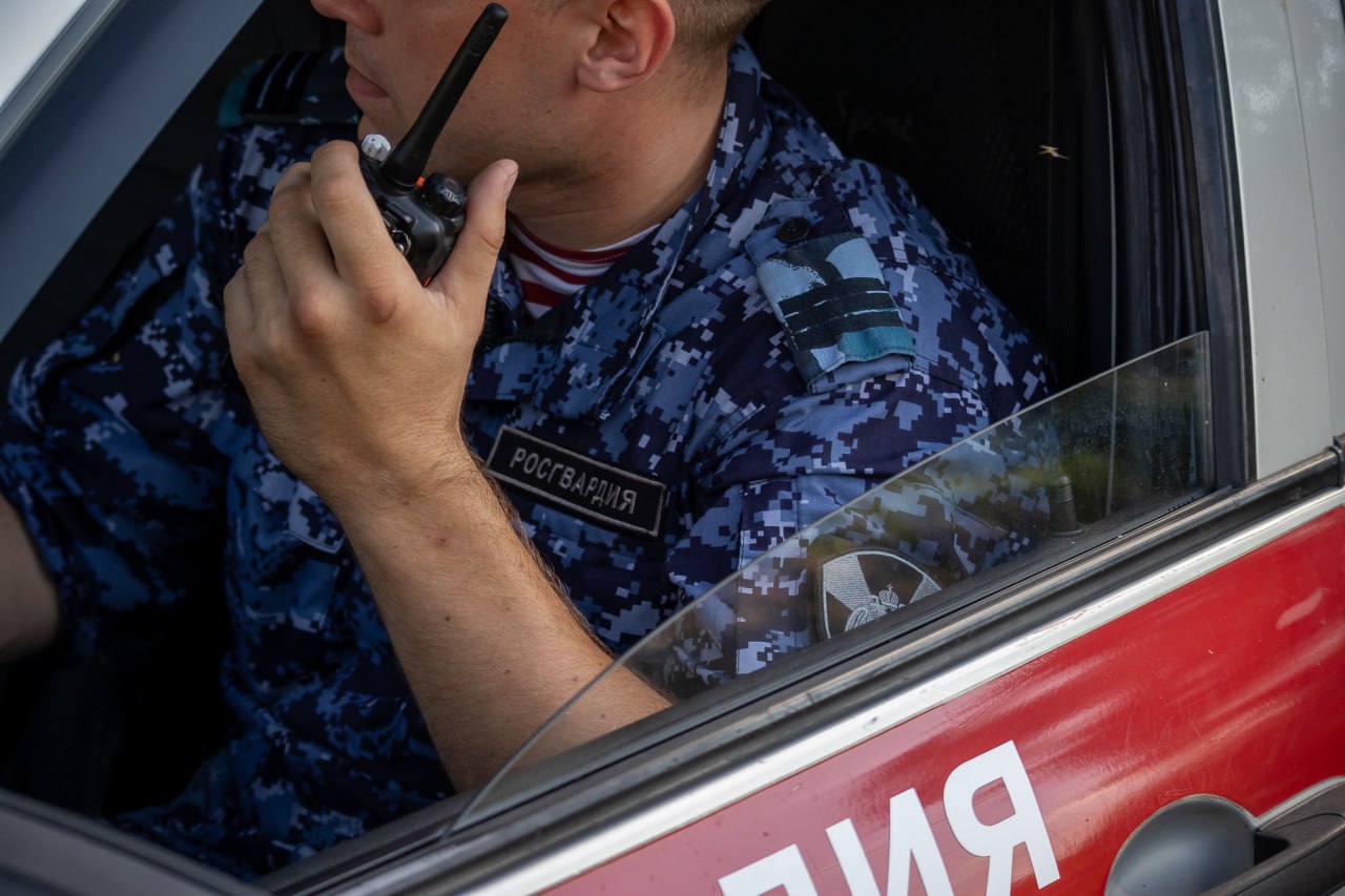 В Краснодаре росгвардейцы пресекли кражу красной икры из гипермаркета Сотрудники вневедомственной охраны задержали 36-летнего местного жителя, который похитил из сетевого гипермаркета восемь банок красной икры на сумму около 23 тысяч рублей. Во время патрулирования на улице Ставропольской к росгвардейцам обратился работник торгового центра. Он сообщил, что по камерам видеонаблюдения заметил, как неизвестный сложил товар в рюкзак и, не оплатив покупку, покинул магазин. Росгвардейцы заметили подходящего под описание мужчину на выходе из ТЦ. У нарушителя был похищенный товар, который, как он признался, планировал продать. Для дальнейшего разбирательства его передали сотрудникам полиции. Известно, что ранее он уже был судим. #Росгвардия #Кубань #Краснодар
