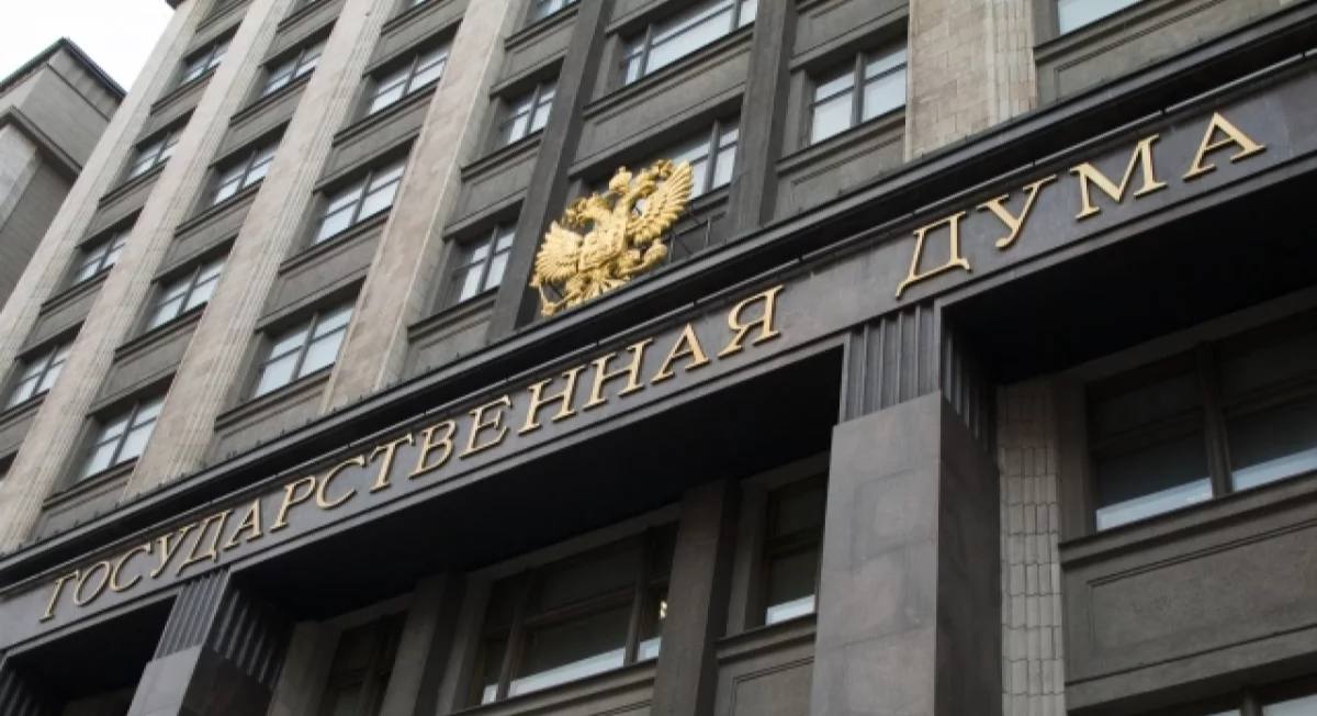 Госдума приняла сразу во втором и третьем чтениях закон, дающий микрокредитным организациям право предоставлять ипотечные займы В чем суть Согласно документу №676714-8, региональные МФО смогут предоставлять ипотечные займы гражданам в рамках государственных программ. Деятельностью по предоставлению таких займов может заниматься микрокредитная компания, 100% акций долей которой принадлежит субъекту РФ или единственным учредителем участником которой является субъект РФ, исключительно в рамках реализации госпрограмм субъекта РФ. Субъект может быть учредителем только одной такой микрокредитной компании. Банк России установит дополнительные требования к микрокредитным компаниям и к осуществлению ими деятельности по предоставлению займов для участия в реализации госпрограмм субъекта РФ. Также Банк России сформирует перечень таких микрокредитных компаний и будет размещать сведения о них на официальном сайте ЦБ в интернете.