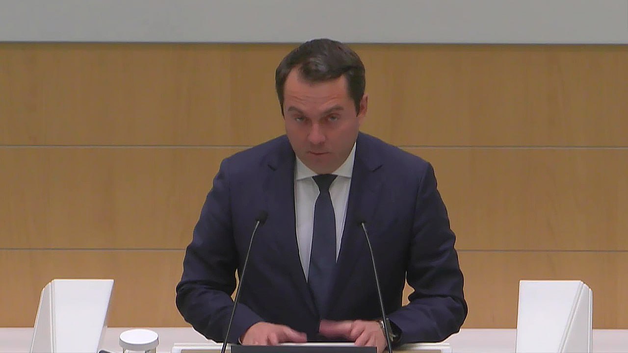 Чибис северным регионам нужна дотация на финансирование МРОТ независимо от уровня бюджетной обеспеченности Об этом губернатор заявил на нулевых чтениях по проекту бюджета на следующую трехлетку в Совете Федерации По словам Андрея Чибиса МРОТ с начала 2026 года в регионе составит 62 тысячи рублей с учетом районных надбавок Для бюджета региона это 4 миллиарда рублей При этом нет никакого разрыва в зарплатах молодого учителя и уборщицы Мы бы просили конкретного решения на дотацию на финансирование МРОТ независимо от уровня бюджетной обеспеченности чтобы не глядя на вот эти высокие цифры на бумаге пока все таки эту поддержку получить в противном случае для нас это очень непросто вытянуть подчеркнул Андрей Чибис Фото Совет Федерации Все самые важные новости Telegram MAX