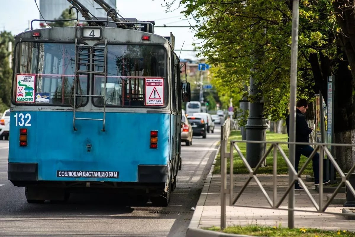 Стоимость проезда в городском транспорте Краснодара может вырасти до 55 рублей. Соответствующий проект постановления опубликован на портале администрации Краснодара. Документ пока не подписан. Однако правовой департамент выдал положительное заключение. Кубанские Новости