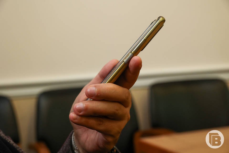 Волгоградцы обсуждают труп в машине такси У следователей же пока информации нет В Волгограде в социальных сетях и пабликах жители областной столицы обсуждают шокирующую находку Во дворе одной из многоэтажек в областной столице обнаружили машину такси в которой находилось тело неизвестного мужчины По словам очевидцев машина была припаркована во дворе жилого дома О ЧП горожане сообщили в правоохранительные органы На запрос журналистов Городских вестей в Волгоградском Следкоме сообщили что в настоящее время информации о произошедшем инциденте в ведомстве нет