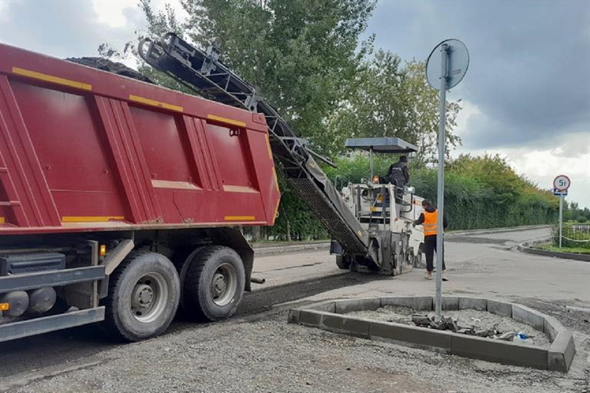 В Красноярске отремонтировали 26 дорожных объектов Еще на 12 участках работы продолжаются а на двух вскоре начнутся Завершаются работы на улице Вильского Там заменили бортовые камни и уложили два слоя асфальтобетона привели в порядок тротуары Появились новые переходы в районе дома по адресу Вильского 14Ж и напротив нового сквера Кроме того завершается ремонт дороги на улице Телевизорной 15 сентября должны закончиться работы сразу по четырем муниципальным контрактам К этому дню подрядчикам нужно завершить ремонт на проспекте Металлургов улицах Шумяцкого Суворова проезде вдоль парка 400 летия Красноярска и Солнечном бульваре По остальным контрактам есть время до 15 октября К этой дате должны быть готовы все объекты года Всего в этом сезоне их 40 краевое правительство Подписаться на kpkrsk