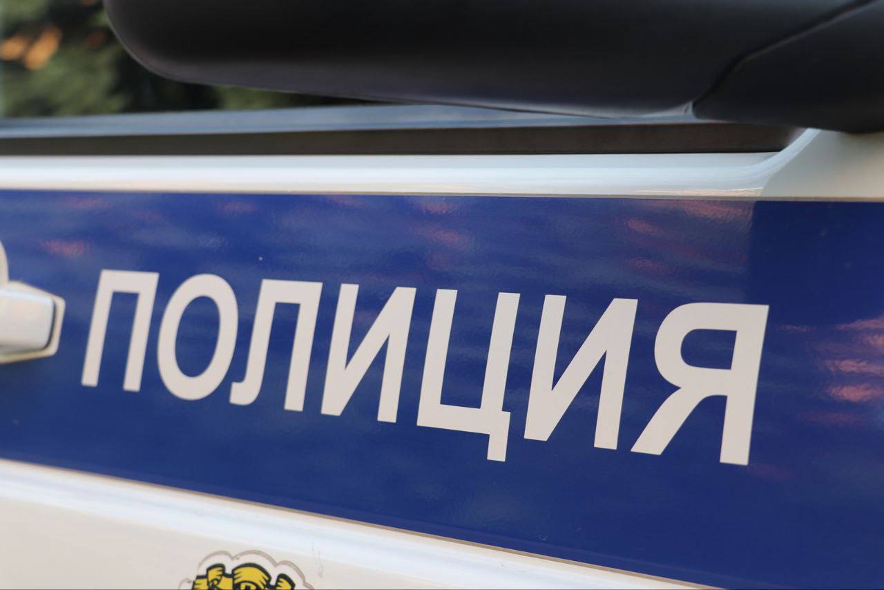 Красноярске перед судом предстанет мужчина за кражу из частного дома В июле прошлого года в дежурную часть отдела полиции обратилась местная жительница с сообщением о том, что из её дома на ул. Качинской похищено имущество на сумму более 20 тысяч рублей. Потерпевшая пояснила, что не проживает там постоянно. Придя в очередной раз, чтобы проверить обстановку, она обнаружила, что неизвестным были похищены ванна, швейная и стиральная машинки, каркас дивана. Сотрудники уголовного розыска установили личность злоумышленника, им оказался ранее не судимый красноярец 1988 г.р. Задержанный рассказал, что, проходя вечером по улице, увидел, что в доме никого нет, и, сломав замок, проник внутрь. Определившись с фронтом работ, решил не торопиться и переночевал в доме, а уже утром вынес и сдал в пункт приема цветного лома часть имущества. Полученные 2 тысячи рублей он потратил на личные нужды. В отношении него следственным отделом было возбуждено и расследовано уголовное дело по ч. 2 ст. 158 УК РФ «Кража». Злоумышленнику грозит до 5 лет лишения свободы.