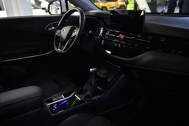 Угнал машину соседа из за спора за парковочное место В Якутске возбуждено уголовное дело после конфликта из за парковки Инцидент произошел вечером на улице Короленко где один водитель припарковал свой автомобиль Тойота Корса у подъезда жилого дома В это время другой житель дома также хотел занять это парковочное место Между мужчинами произошел спор который перерос в физическое противостояние 30 летний уроженец Хангаласского района применил силу вытащил владельца машины из автомобиля сам сел за руль и перепарковал чужой транспорт Потерпевший обратился в полицию По факту случившегося возбуждены два уголовных дела за неправомерное завладение автомобилем без цели хищения и за нанесение побоев Фото Макеев Иван