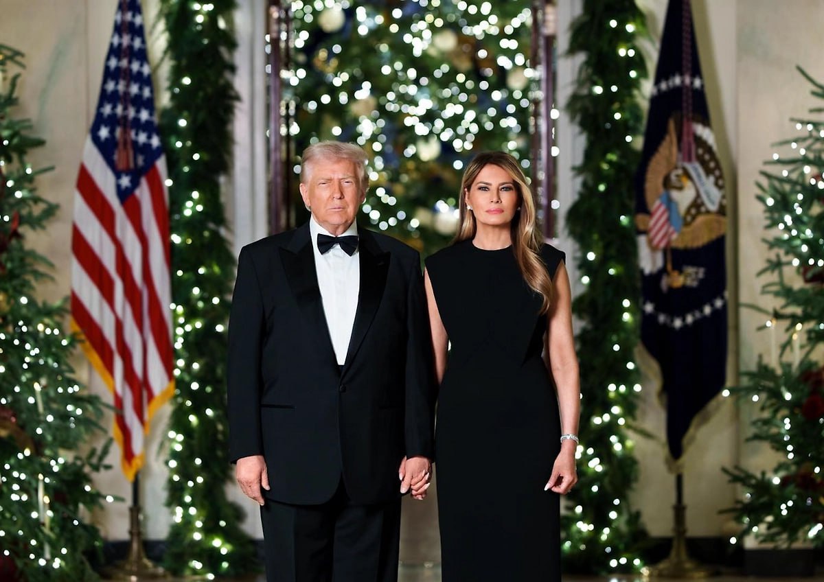 Merry Christmas Трамп объявил на Рождество перемирие с левыми сволочами Президент США Дональд Трамп в своём рождественском обращении поздравил всех граждан страны В честь праздника он объявил перемирие даже с левыми сволочами и рассказал об успехах своей администрации С Рождеством всех включая радикальных левых сволочей которые делают всё возможное чтобы уничтожить нашу страну но с треском терпят неудачу написал глава Белого дома в соцсети Truth Social По словам Трампа при его правлении Америка решила ключевые проблемы включая нелегальную миграцию через открытую границу уровень преступности в городах и участие мужчин в женских видах спорта Свои поздравления американский лидер опубликовал в ночь на 25 декабря когда Рождество по григорианскому и новоюлианскому календарю отмечают католики протестанты и ряд поместных православных церквей включая Константинопольскую Александрийскую и Американскую Геополитика