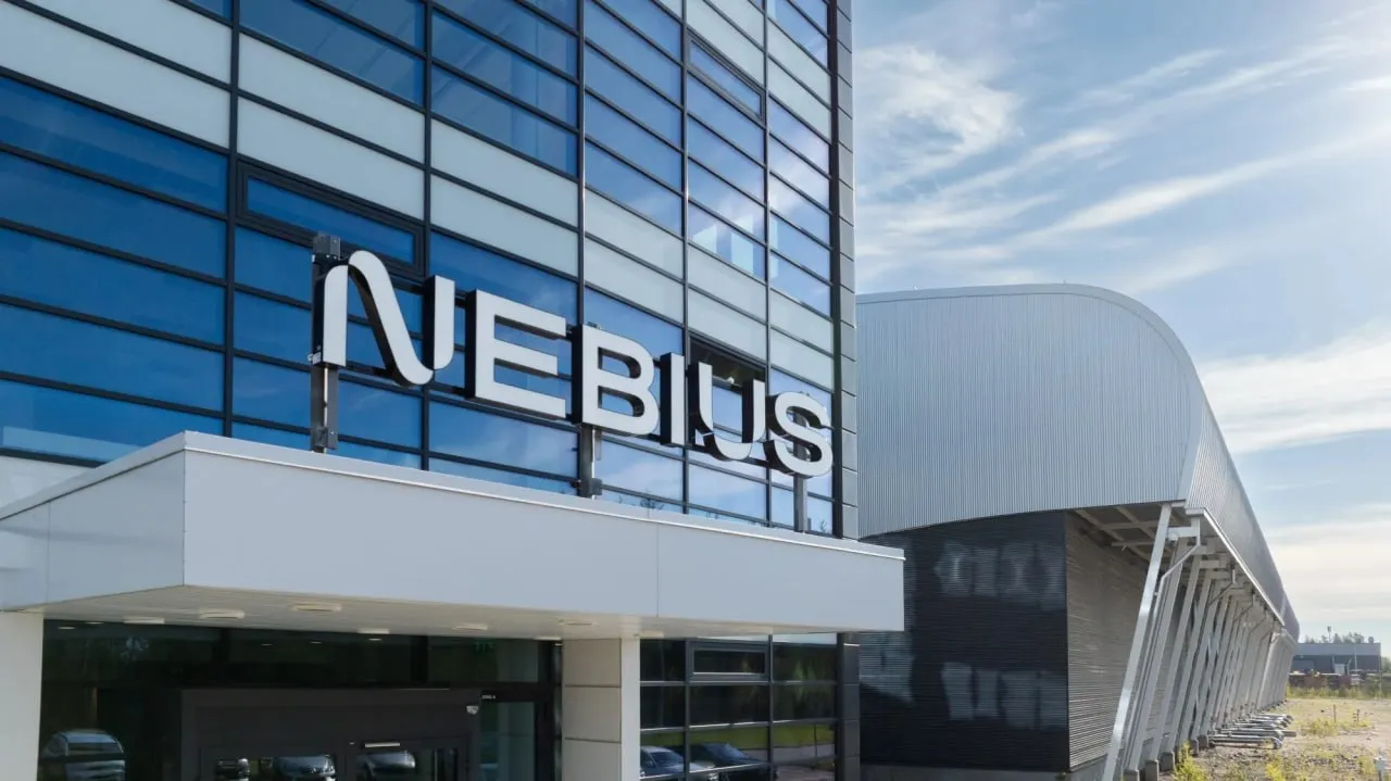 Выручка Nebius подскочила на 684 из за ажиотажного спроса на ИИ мощности Облачный провайдер Nebius Group бывшая международная часть Яндекса показал взрывной рост в первом квартале 2026 года Продажи компании подскочили на 684 и достигли 399 млн Вместо прошлогодних убытков компания зафиксировала прибыль в размере 129 5 млн Такой скачок связан со спросом на аренду мощностей для обучения нейросетей Чтобы выдержать конкуренцию с техгигантами из Кремниевой долины Nebius только за квартал вложил 2 5 млрд в покупку чипов и расширение своих дата центров Параллельно компания скупает экспертизу недавно она приобрела калифорнийскую лабораторию Eigen AI и инженерную команду стартапа Clarifai  Сейчас компания активно инвестирует в железо чтобы занять нишу аренды специализированных ресурсов для разработчиков моделей settersmedia news