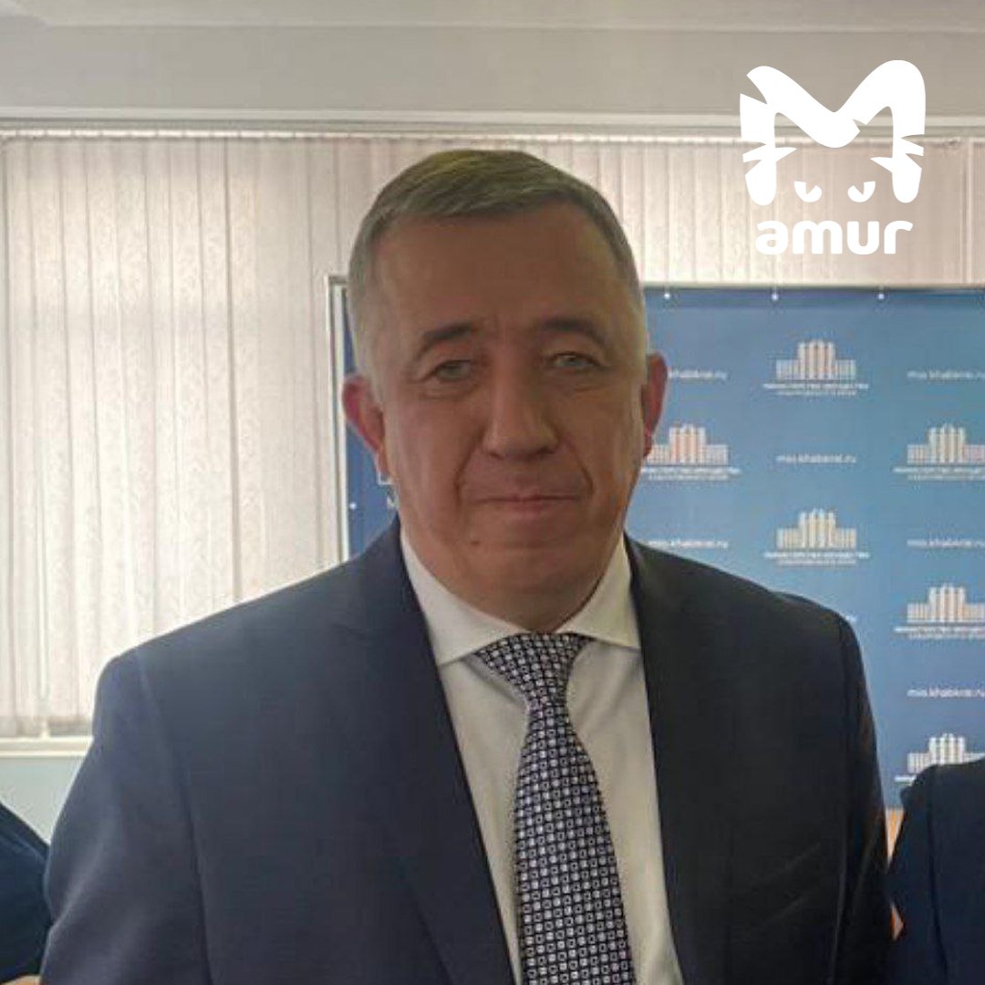 Задержан бывший министр здравоохранения Хабаровского края Юрия Бойченко взяли вместе с экс директором МИАЦ Хабаровска Сергеем Евсеевым в Москве Их обвиняют в хищении крупной суммы предварительно они присвоили себе больше миллиона В прошлом Бойченко уже штрафовали за нарушения в договорах на санитарную авиацию которая входит в нацпроект Здравоохранение Тогда ему пришлось отстегнуть 21 млн Подписывайся на Amur Mash