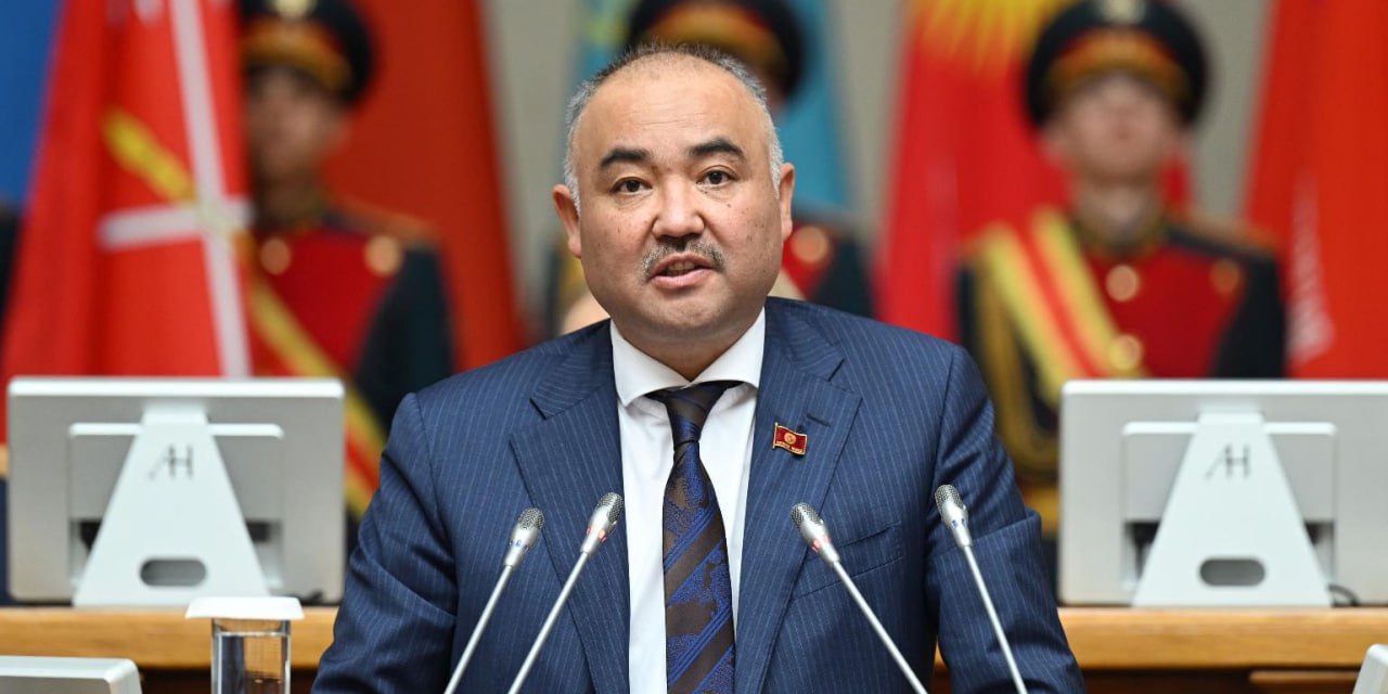 Спикер парламента Кыргызстана Жогорку Кенеша заявил о сложении полномочий после увольнения главы ГКНБ Камчыбека Ташиева Нурланбек Тургунбек уулу призвал учиться работать без интриг и отметил что всегда работал на государство а не на одного или двух людей накануне череды отставок появились требования о проведении досрочных выборов президента и о главы государства должен как раз должен был стать спикер парламента