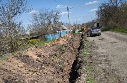 Ямал помог с ремонтом аварийного трубопровода в Волновахе Ямал оказывает поддержку в восстановлении коммунальной инфраструктуры подшефному городу Волноваха в ДНР. Об этом сообщили в Министерстве строительства, архитектуры и жилищно-коммунального хозяйства Республики. В ведомстве уточнили, что специалисты из региона-шефа помогли заменить аварийные участки труб.