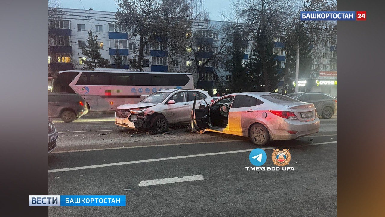 В Уфе в массовом ДТП на проспекте Октября пострадали два водителя  Сегодня, 21 ноября, в пятом часу дня на проспекте Октября произошла массовая авария с участием четырех автомобилей. Об этом сообщает пресс-служба ОГИБДД УМВД России по Уфе.  По предварительным данным, 41-летний водитель Hyundai Solaris в зоне разворота столкнулся с движущимся в попутном направлении автомобилем Citroen, затем со встречным HAVAL. После чего врезался в стоящую на светофоре автомашину Land Rover.  Как добавили в ведомстве, в результате ДТП водители HAVAL и Hyundai Solaris были доставлены в больницу. Сейчас устанавливаются все обстоятельства произошедшего, начато разбирательство.