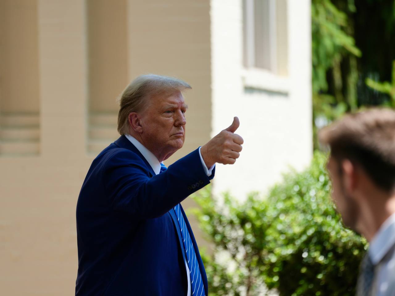 Импичмент отменяется: Трамп выстоял против демократов Конгресс США большинством голосов отклонил импичмент Дональду Трампу, инициированный демократами. Против выступили 355 законодателей: все республиканцы и часть демократов, а поддержку высказали только 79 демократов. Демократ Эл Грин из Техаса предложил импичмент из-за ударов Трампа по Ирану, заявив, что президент превысил полномочия, атаковав ядерные объекты без разрешения и уведомления Конгресса. Царьград.ТВ — Не боимся говорить правду Подпишись
