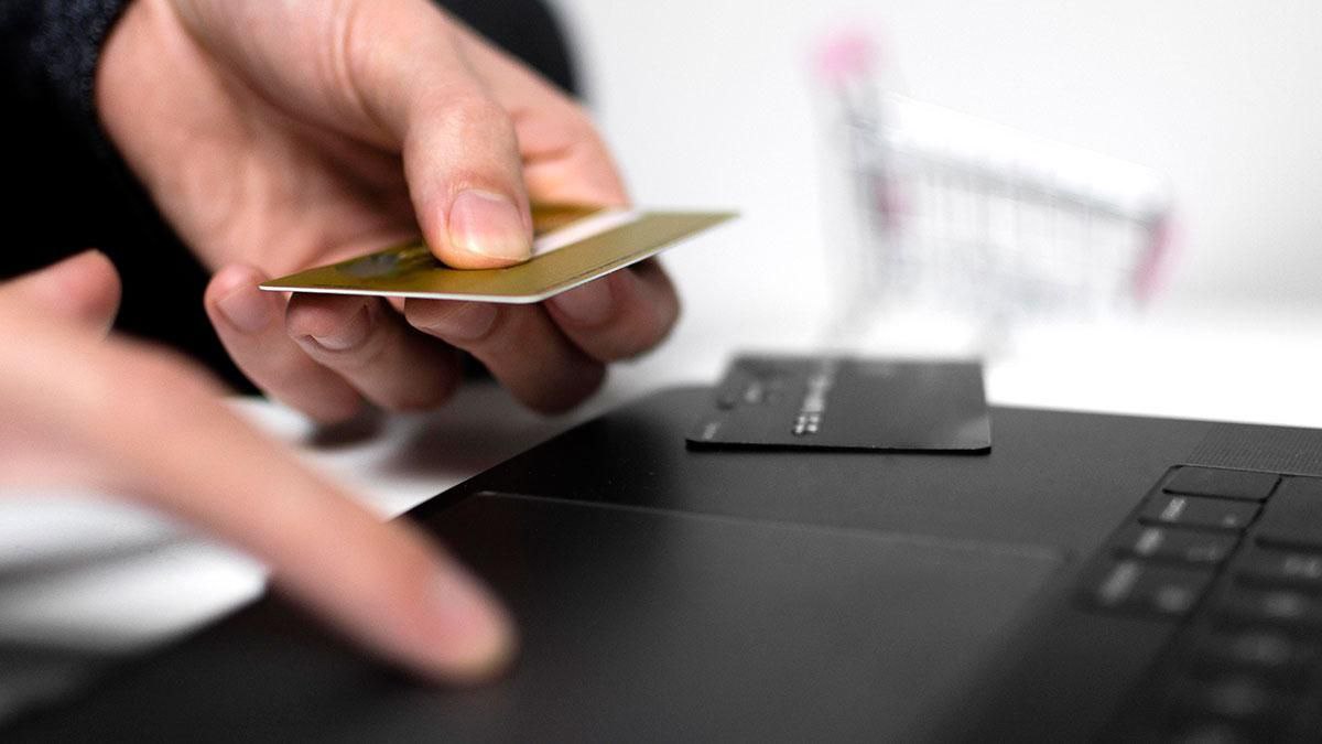 На форуме в Екатеринбурге обсудили новые инструменты для безопасных платежей Операции с цифровым рублем будут защищены на таком же высоком уровне как и безналичные рачеты Об этом рассказал IT директор Альфа банка Алексей Фетисов Цифровой рубль новая форма национальной валюты однако все выстроенные меры защиты инфраструктура и правила разработанные для других форм валют остаются релевантными и для него подчеркнул Фетисов При этом добавил он цифровой рубль не только наследует все существующие меры защиты но и получает новый уровень безопасности благодаря встроенным средствам электронной подписи и криптографии Фетисов также указал на значительный потенциал технологии CPQR которая позволяет оплачивать покупки через СБП с помощью QR кода сформированного покупателем Генеральный директор НСПК Дмитрий Дубынин сообщил о тестировании нового платежного сервиса турбо QR разрабатываемого совместно с Газпромбанком Подробнее в материале Ведомости Инновации и технологии Freepik