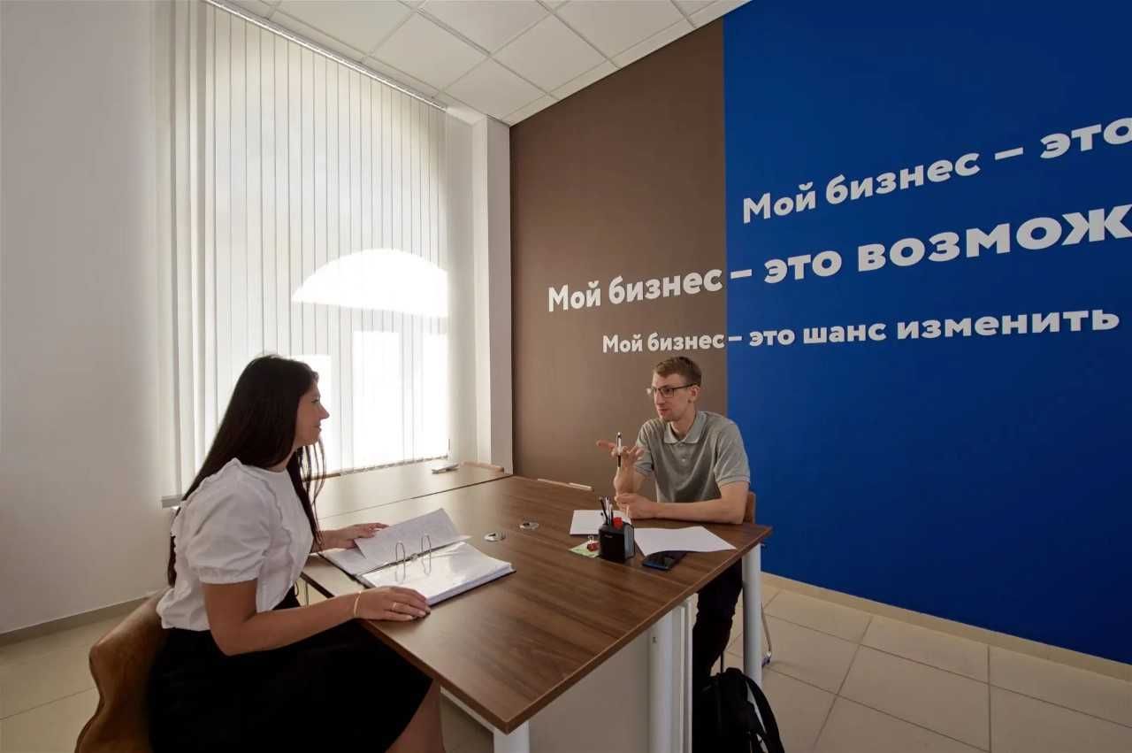 Более семи тысяч консультаций оказали донские центры Мой бизнес Донской центр Мой бизнес подвел итоги консультационной работы с предпринимателями региона с января по октябрь 2025 года Анализ обращений показал что наибольший интерес у бизнесменов вызывают вопросы налогообложения юридического сопровождения деятельности и привлечения финансирования Об этом сообщает пресс служба правительства Ростовской области В текущем году наши центры оказали более 10 тысяч нефинансовых услуг включая свыше 7 тысяч экспертных консультаций Один из наиболее часто задаваемых вопросов касался оптимизации налоговой нагрузки Мы стремимся предоставить предпринимателям актуальную и практическую информацию учитывая динамичное изменение законодательства Консультации проводятся как очно так и по телефону что особенно удобно для компаний не имеющих возможности содержать в штате профильных специалистов рассказал руководитель центра Мой бизнес Ростовской области АНО МФК РРАПП Виталий Зданевич Правительство Ростовской области в MAX Южная служба новостей