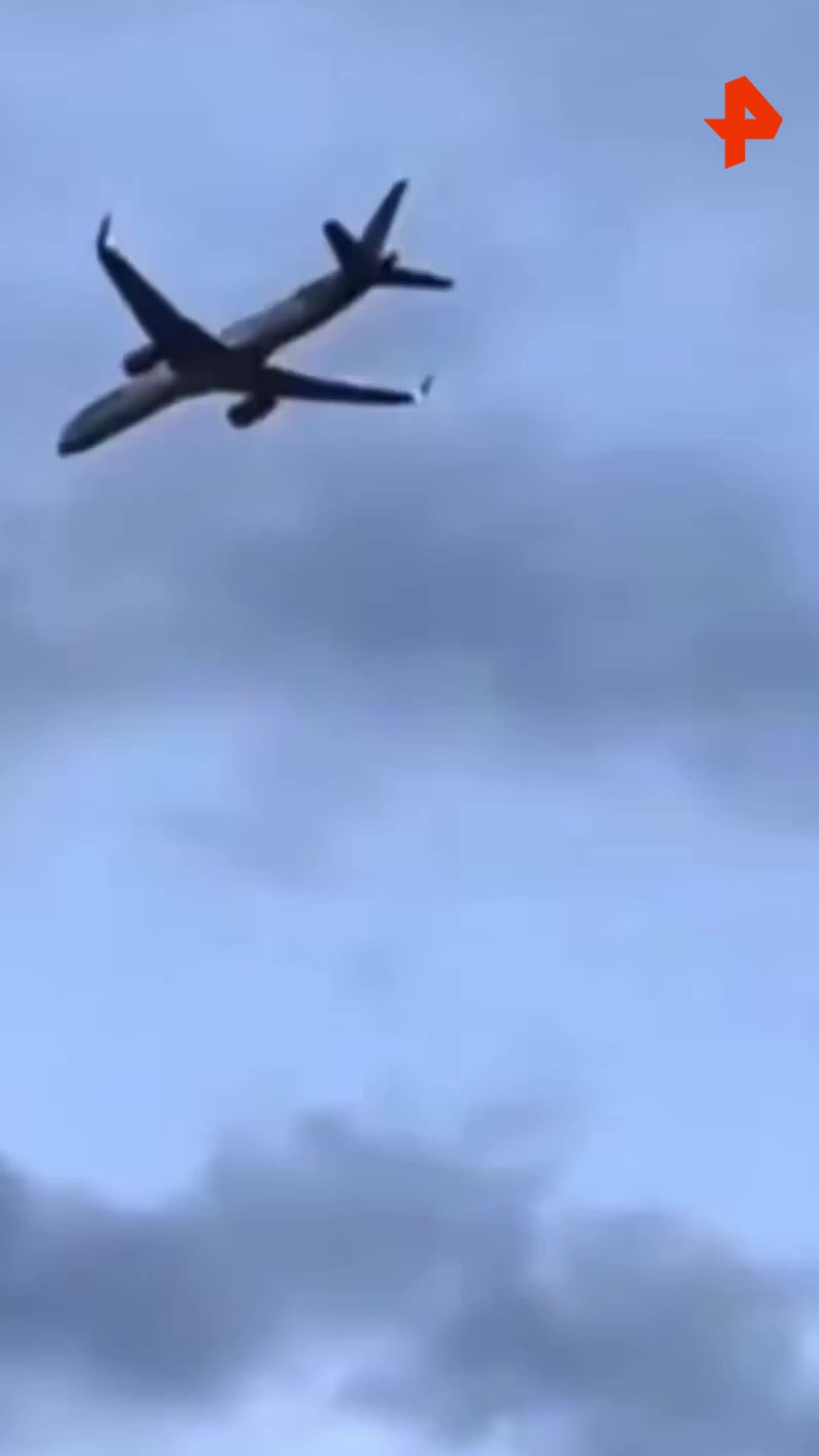Авиалайнер Condor совершил аварийную посадку в Италии после неисправности двигателя