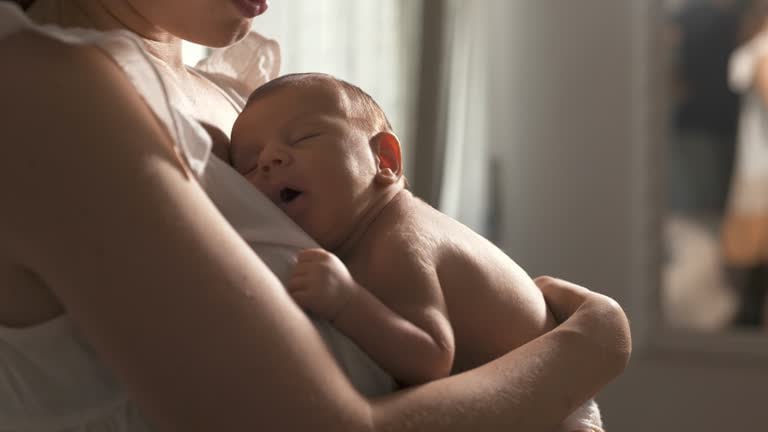 Раскрыт средний возраст рождения первого ребенка в России Как сообщил академик РАН заместитель президента РАО Геннадий Онищенко средний возраст рождения первого ребенка в России 31 год В Европе этот показатель выше 32 34 года Однако как отметил академик нам от этого не легче Мы себя утешаем в Европе вообще 32 34 Но нам от этого не легче мы должны жить своим умом сказал он Лидерами по рождаемости оказались Дагестан Ингушетия и Москва Высокий средний возраст первого материнства особенно в крупных городах это вызов для демографии так как сокращает репродуктивное окно и потенциальное количество детей в семье общество россия медицина