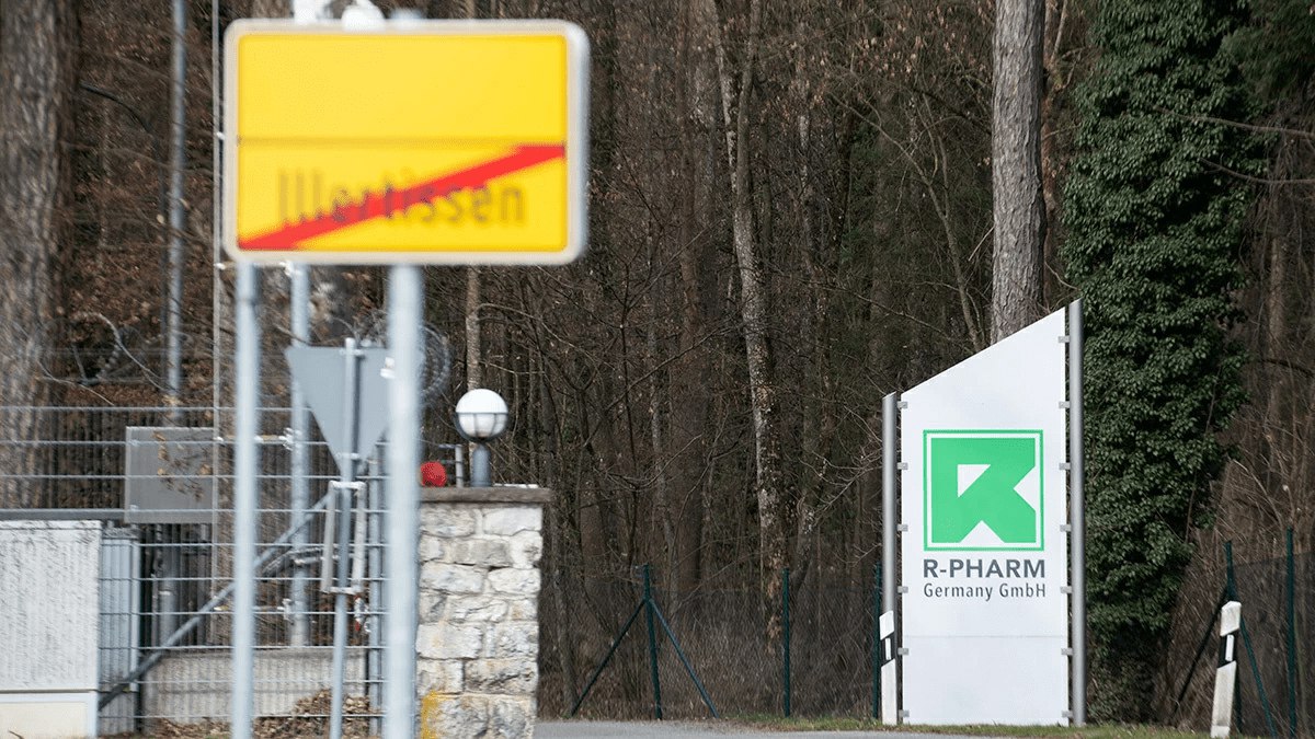 Новости вторника:  — «Р-фарм» подала иск на €337,5 млн к «Райффайзенбанку», который не смог найти покупателя на немецкий завод компании;  — Прирост денег граждан на эскроу-счетах в первой половине 2025-го составил 460,7 млрд рублей, сократившись год к году более чем вдвое;  — Около 63% россиян для организации летнего отдыха воспользовались цифровыми платформами, следует из данных ВЦИОМ. Напрямую обращаются в отели и авиакомпании 21% туристов  vc.ru/money/2139261