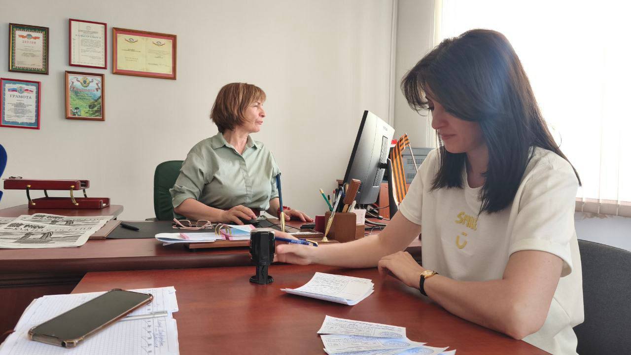 В День семьи, любви и верности газета "Южная Осетия" подарила подписку на издание многодетным и малоимущим семьям, родственникам погибших в СВО и раненым в Отечественной войне 1992-2008 годов. Как рассказала Sputnik-Ossetia главный редактор газеты Залина Цховребова, подписка уже стартовала и продлится в течение недели.