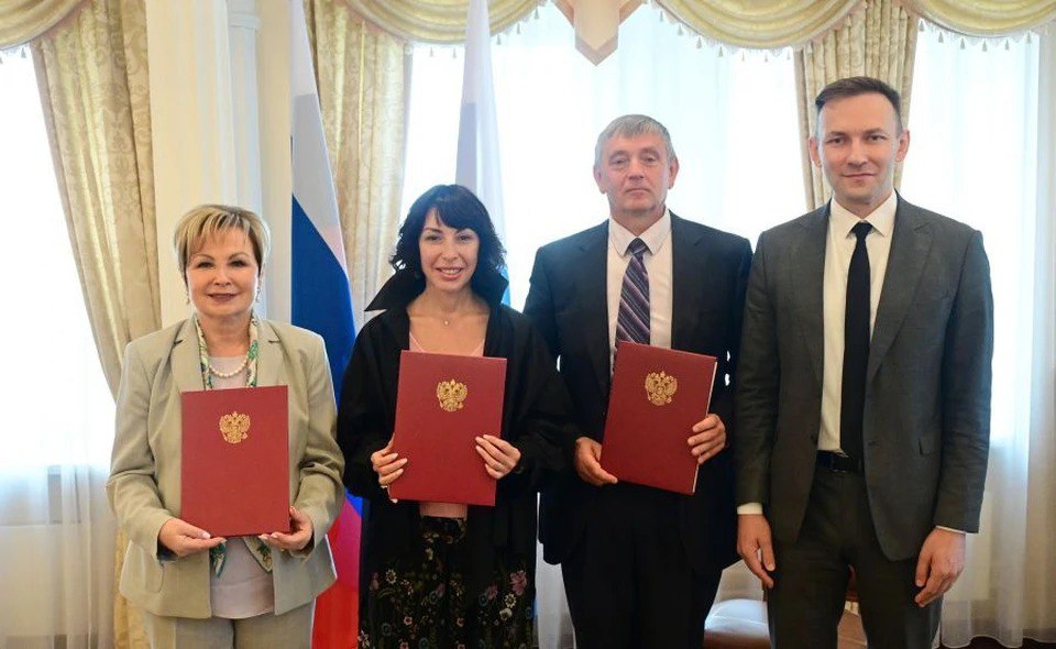 Минздрав Свердловской области, УГМУ и УрФУ объединят усилия для подготовки медицинских кадров Министр здравоохранения Свердловской области Татьяна Савинова, ректор УГМУ Ольга Ковтун и президент УрФУ Виктор Кокшаров подписали соглашение о сотрудничестве в рамках проекта «Вуз-регион». Об этом сообщили в департаменте информационной политики региона. Целью соглашения является повышение качества медицинского образования, обеспечение региона квалифицированными медицинскими кадрами и улучшение доступности и качества медицинской помощи для свердловчан.