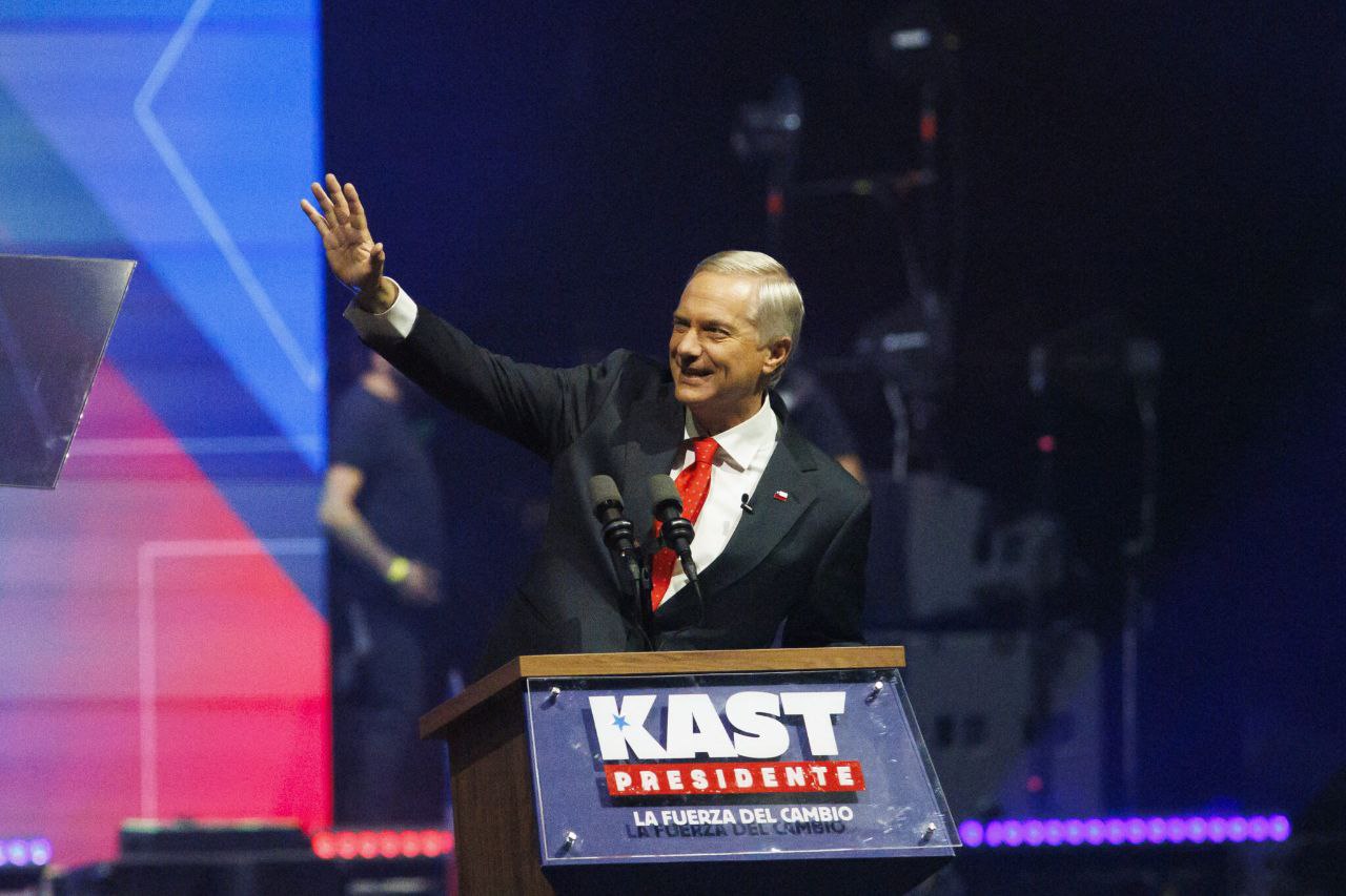 Новым президентом Чили стал правый политик Хосе Антонио Каст Он победил на выборах во втором туре набрав 59 16 Его конкурентка Жанет Хара получила только 40 84 Ещё 7 01 бюллетеней было испорчено Каст известен своим обещанием депортировать из страны нелегалов и во время предвыборной кампании предложил им уехать самостоятельно Если вы не уедете сами мы арестуем вас выгоним и вы покинете страну только с теми вещами которые будут на вас Он также намерен признать нелегальную миграцию уголовным преступлением Сегодня депортация нелегалов из Чили является сложным процессом который занимает годы Задонатить через бота Patreon