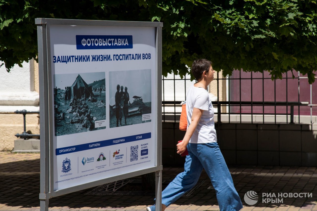 В центре Симферополя открылась выставка "Защитники жизни. Госпитали Великой Отечественной войны".  Ее организовали в рамках инициативы "Моя Страна. Мои Герои" и приурочили к 80-летию Великой Победы, а также Году защитника Отечества.  На выставке представлены уникальные архивные фотографии из фондов Народного музея медицинской службы Черноморского флота России.  Посмотреть на фото можно будет в течение трех недель. Затем экспозицию хотят показать в Москве.