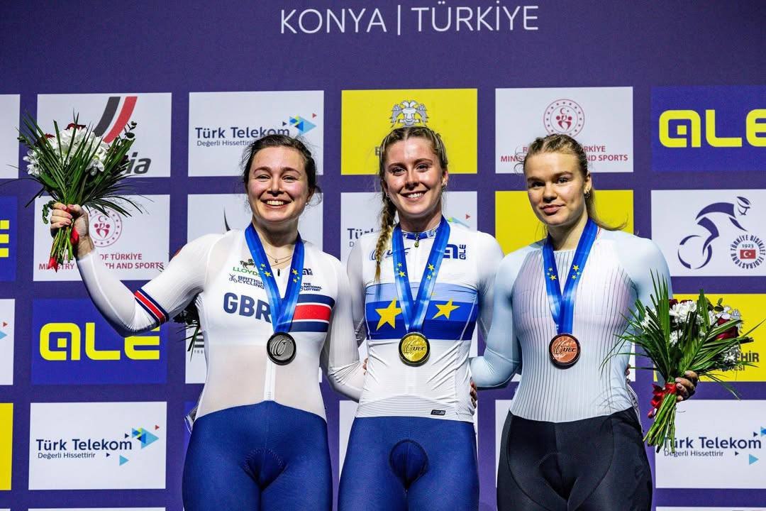 Пока Олимпиада еще не началась есть возможность следить за другими видами спорта а там наши нейтралы тоже не выступают в роли статистов Алина Лысенко завоевала бронзу на чемпионате Европы по велотреку в Конье Турция В ½ финала она прошла Паулину Грабош Германия Дальше попала на Эмму Финукейн Великобритания проиграла и оказалась в бронзовом финале вместе с еще одной немкой Лией Софи Фридрих Итоговый подиум Финукейн Кейпвелл Лысенко У меня неплохая форма но в любом случае ее пока недостаточно чтобы бороться с лидерами Впереди этап Кубка мира в Перте Австралия 6 8 марта Будем надеяться что там форма уже позволит большее