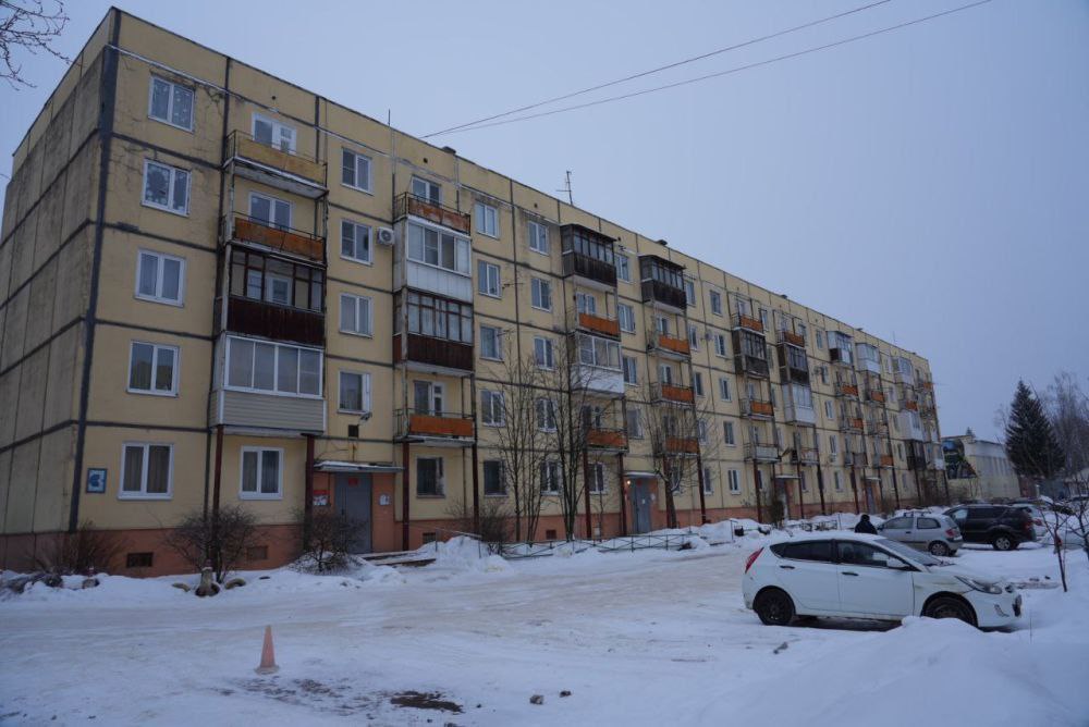 В п. Абрамово 4 многоквартирных дома без воды, тепла и электроэнергии. Причина — авария на сетях «Оборонэнерго».  По сообщению специалиста АО «Оборонэнерго» для подачи электроснабжения в д. Абрамово направлена автономная дизельная электростанция, ориентировочное время прибытия 18 часов.  Абоненты будут переключены на резервную линию. Параллельно идут работы по устранению обрыва.  UPD: в поселке Абрамово, где произошла аварийная ситуация на электро- и теплосетях, бригада специалистов продолжает устранение аварии. 4 жилых дома подключат в течение 30 минут. Повреждение в стороне близлежащего СНТ, информация по срокам уточняется.