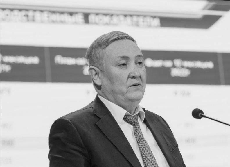 Бывший гендиректор АНПЗ недавно получивший новую должность скончался в отеле Somerset В Атырау в отеле Somerset умер Мурат ДОСМУРАТОВ экс глава Атырауского НПЗ сообщает наш корреспондент По предварительной информации причиной смерти стал сердечный приступ Персонал отеля вызвал скорую однако врачи констатировали смерть сообщил источник Орды нашему журналисту Нургуль Досмуратова жена Мурата надеется на то что супруг жив Она говорит что получила слишком мало информации Его забрали в кардиоцентр У него в последнее время с сердцем были проблемы Вчера он вылетел в командировку в Атырау должен был объехать все заводы Казахстана Коллеги сообщили что ночью у него случился приступ сказала Нургуль Досмуратова Напомним его ранее судили по обвинению в халатности но недавно полностью оправдали В сентябре бывший гендир АНПЗ получил должность в КМГ Инжиниринг его назначили управляющим директором по нефтепереработке и нефтехимии orda kz Подпишись на prokadrykz