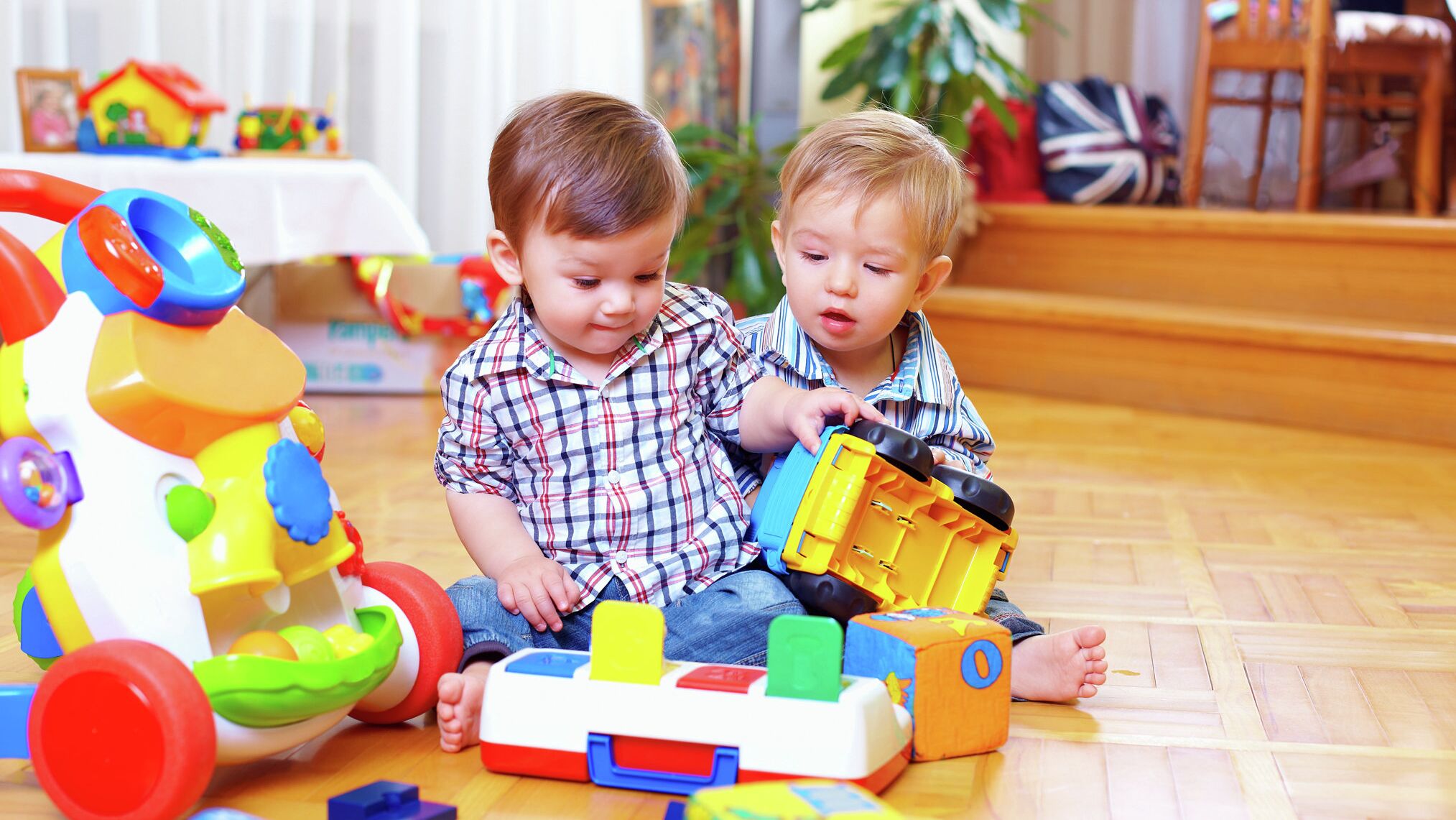 Минпросвещения РФ создаст для детских садов перечень игр и игрушек которые будут соответствовать традиционным российским ценностям и способствовать развитию ребенка сообщил в интервью РИА Новости глава ведомства Сергей Кравцов Планируется сформировать системный подход к оснащению детских садов по всей стране Определить минимальный перечень средств обучения и воспитания а также игры и игрушки соответствующие традиционным ценностям российского народа и способствующие развитию ребенка сказал Кравцов Он добавил что благодаря таким игрушкам дети узнают об исторических деятелях России культурных традициях народных художественных промыслах и достижениях страны Ранее Минпросвещения России объявило 2026 год Годом дошкольного образования в системе образования Инициатива направлена на повышение качества воспитания и развития дошкольников улучшение инфраструктуры детских садов и поддержку педагогов