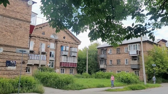 Жителей немецкого квартала в Челябинске переселят в новые дома   www up74 ru articles news 167554 На прямую линию губернатора Алексея Текслера обратились жители так называемого немецкого квартала попросив помочь ускорить переселение в новые квартиры Я родился и вырос недалеко от этого места на улице Дегтярёва в нескольких минутах ходьбы от этих домов говорит Алексей Текслер Дома действительно старые жители проголосовали за реновацию Город объявит комплексную застройку этой территории и на месте этих домов появятся современные жилые многоэтажки Инвестор который выиграет конкурс займется переселением жителей Уверен что это начнется с конца 2026 года