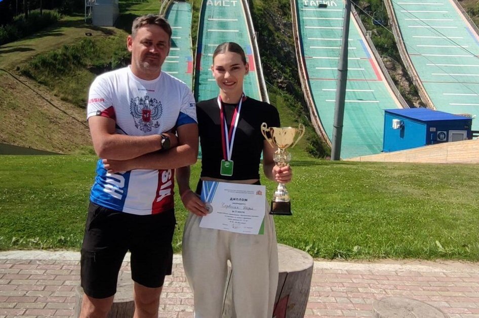 Магаданка Дарья Червоная взяла «серебро» всероссийских соревнований по прыжкам на лыжах с трамплина Спортсменка ярко и уверенно выступила в Нижнем Тагиле. Летающая лыжница Дарья Червоная продемонстрировала уверенные и стабильные прыжки на трамплине К-65 на соревнованиях «Малахитовая шкатулка», что позволило ей войти в тройку призеров в возрастной категории 15-17 лет. А магаданец Матвей Голованев показал высокий уровень подготовки и выполнил норматив на 1 спортивный разряд. «Ребята смогли справится с волнением, показали хорошие техническую и физическую подготовку и еще раз доказали, что труд и тренировки всегда дают результат», – с гордостью отметил тренер Дмитрий Ипатов. Источник: ЦСП Магадан