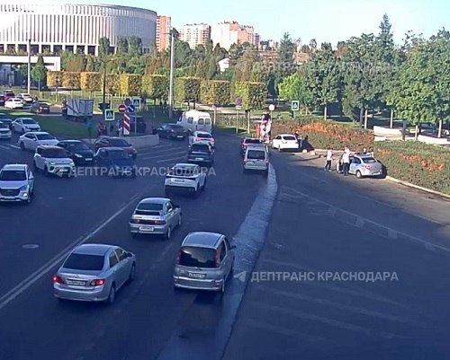 Вечером 28 сентября автомобилисты встали в пробках по пути к стадиону «Краснодар». Причиной заторов стал предстоящий матч, в котором «быки» будут играть с «Зенитом», начало в 19:30.  По данным «Яндекс. Карты» пробки в 1-2 км растянулись по ул. Школьной, Новороссийской, Восточно-Кругликовской, им. Жлобы и др.  Светофоры работают в особом режиме. Сотрудники ДПС следят за ситуацией, сообщает пресс-служба Департамента транспорта Краснодара.  Фото: пресс-служба Дептранса Краснодара