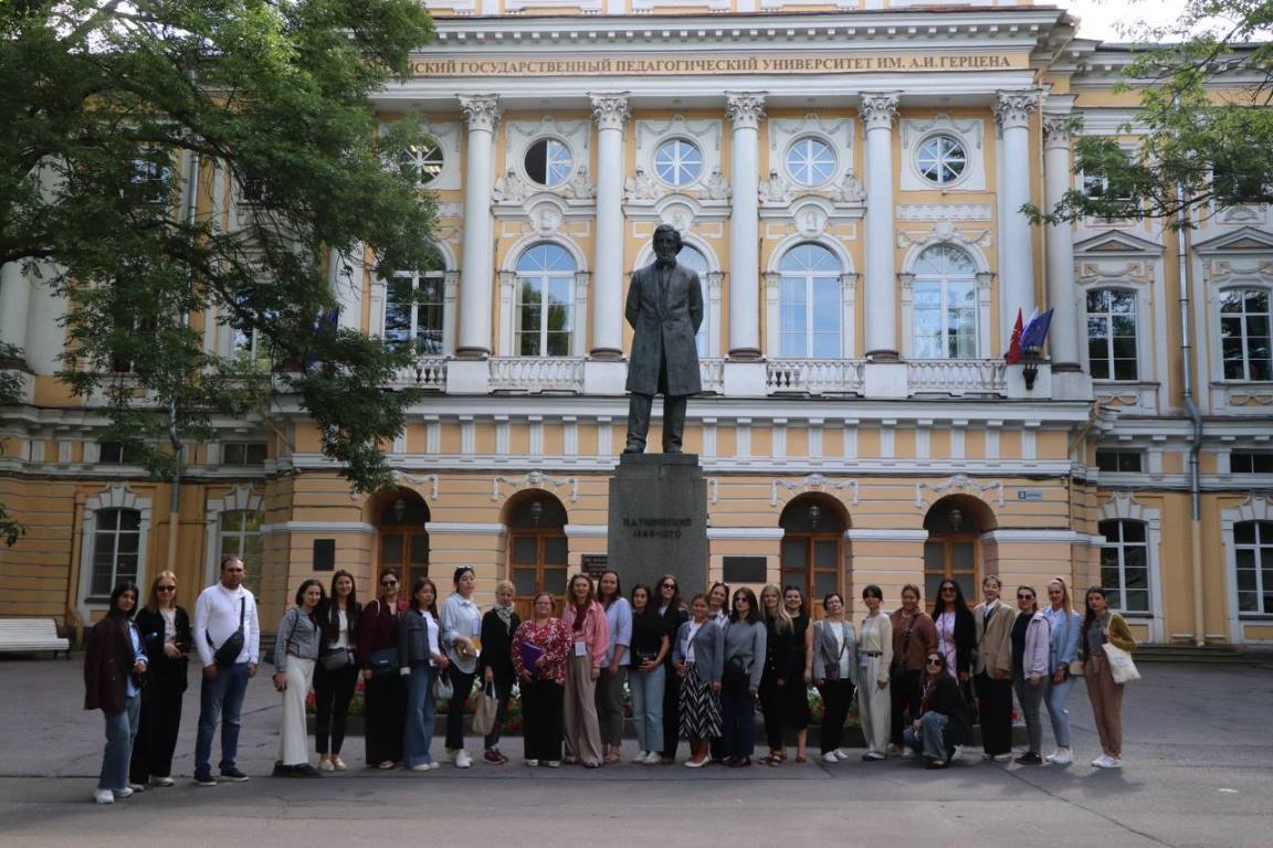 Не только Псков, но Москва и Санкт-Петербург – научная программа русистов «Летнего института 2025» Программа «Летнего института» в Пскове вышла и в этот раз за рамки древнего города. Молодые исследователи и преподаватели из Сербии и Республики Сербской получили возможность познакомиться с важными учебными центрами Москвы и Петербурга – прежде всего с Государственным институтом русского языка им. А.С.Пушкина и Российским государственным педагогическим университетом им. А.И.Герцена. В ГИРЯ им А.С.Пушкина, главной российской системе обучения иностранцев русскому языку, их познакомили с современной эволюцией русского языка под влиянием социальных сетей и языковой политикой России, а также представили лабораторию исследований тактильной коммуникации и лабораторию когнитивных и лингвистических исследований Института. В Петербурге в РГПУ им. А.И.Герцена коллег принял декан филологического факультета проф. Евгений Силантьев, а профессор кафедры межкультурной коммуникации проф. Ирина Лысакова рассказала о методике обучения лингвокультурологии, представив образовательные программы, учебники и исследовательскую программу кафедры. Также преподаватели кафедры ознакомили участников проекта с новыми подходами к обучению грамматике на среднем и продвинутых этапах, в том числе и с применением ИИ в обучении. Также в Петербурге слушатели «Летнего института» посетили Санкт-Петербургский государственный экономический университет, где познакомились с практикой российско-китайского образовательного сотрудничества. Побывали они и в издательстве «Златоуст», представившем новые учебники по русскому языку.