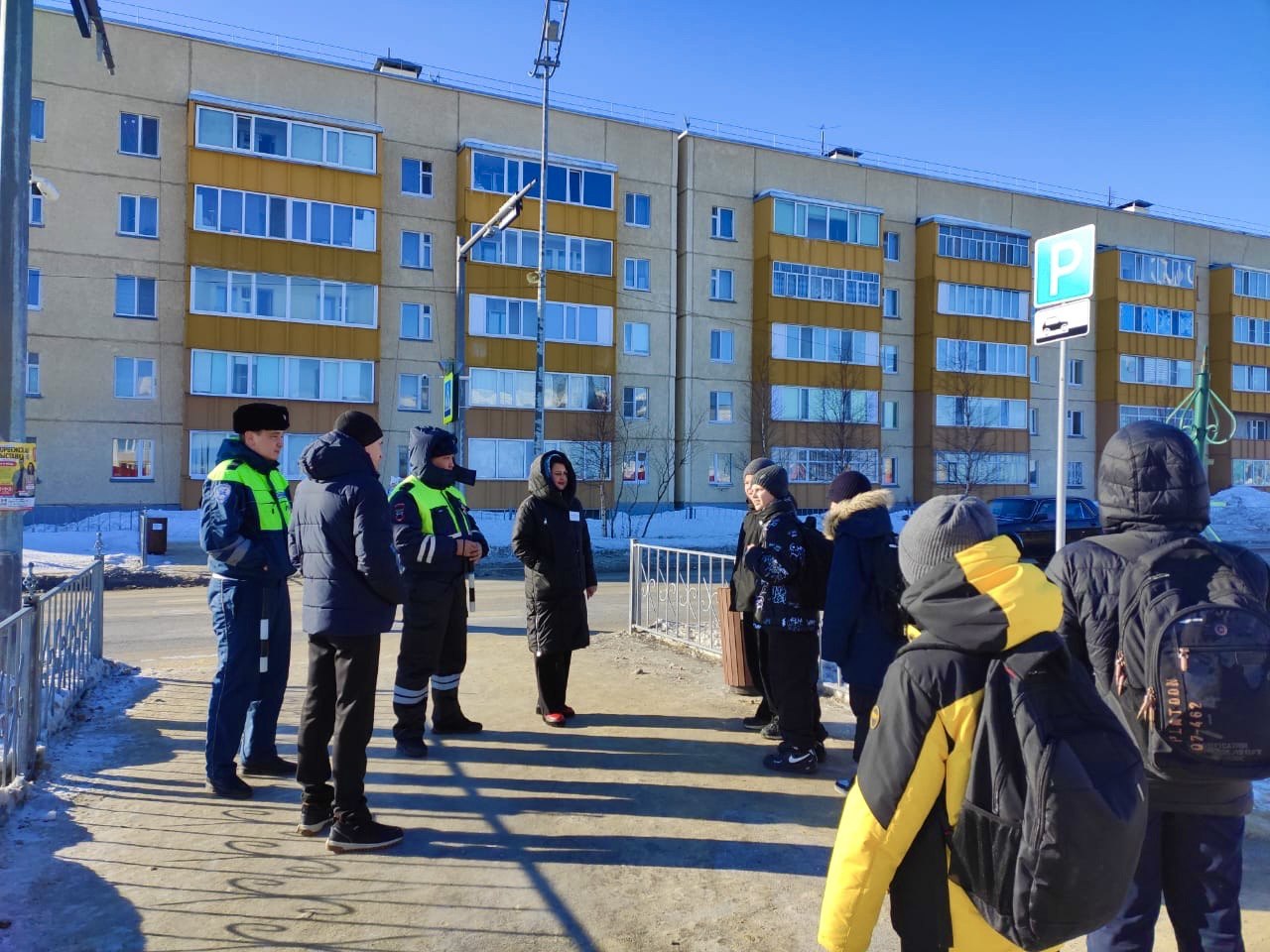 ‍ В Новом Уренгое сотрудники Госавтоинспекции провели «Родительский патруль».  В преддверии весенних каникул автоинспекторы совместно с родительской общественностью средней школы им. Д.И. Коротчаево провели профилактическую акцию, призвав взрослых и детей к безусловному соблюдению мер дорожной безопасности. Участникам были вручены информационные памятки и световозвращающие элементы.     #мвдроссии #полиция #гибддянао #гибдд #янао #новыйуренгой