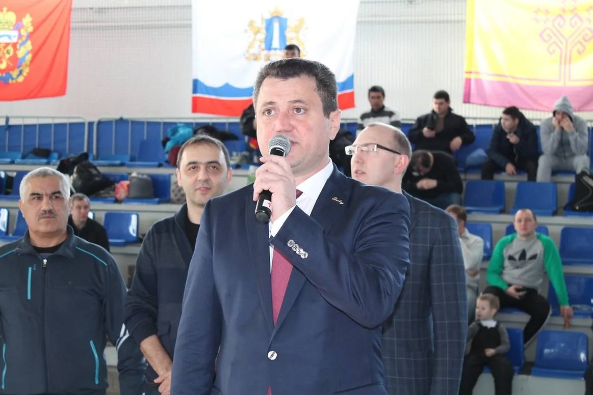 Главу азербайджанской диаспоры Ульяновской области лишили гражданства Как стало известно Ъ Волга главу азербайджанской диаспоры Ульяновской области председателя общественной организации Ульяновская региональная азербайджанская национально культурная автономия 56 летнего Ислама Гусейнова лишили российского гражданства и выдворяют из страны Это информацию в среду подтвердил Ъ Волга источник близкий к правоохранительным органам По словам собеседника это совместное решение регионального УМВД и управления ФСБ по Ульяновской области Что стало причиной такого решения неизвестно Собеседник Ъ Волга также не мог достоверно ответить на этот вопрос В УМВД и УФСБ информацию не комментируют Сам Ислам Гусейнов также отказался от комментариев Другой источник сообщил Ъ Волга что по его данным здесь нет никакой политики чисто юридическая история которая связана с нарушениями процедуры при получении гражданства российское гражданство Ислам Гусейнов получил еще в 90 е годы Подробности в материале Ъ Волга kommersant volga