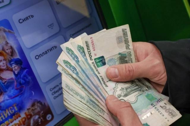 Зарплаты в строительной отрасли в донском регионе выросли на 21 В Ростовской области строительная отрасль отмечена значительным ростом заработных плат Медианная зарплата в строительстве и недвижимости за восемь месяцев 2025 года достигла 111 тысяч рублей что на 21 выше чем в прошлом году Самые прибыльные профессии в этой сфере руководитель строительного проекта и геодезист с медианным доходом в 150 тысяч рублей Эти специальности вошли в топ 10 наиболее высокооплачиваемых в регионе По уровню медианной зарплаты 132 тысячи рублей строительный сектор уступает только сфере высшего и среднего менеджмента разделяя второе место с направлением стратегия и консалтинг Аналитики отмечают что с января по август количество вакансий в Ростовской области сократилось на 40 по сравнению с предыдущим годом Это объясняется стабилизацией рынка труда и уменьшением активного набора персонала Тем не менее в отраслях где наблюдается дефицит кадров в частности в строительстве заработные платы продолжают увеличиваться Самые низкие зарплатные предложения отмечены в сфере науки и образования 44 9 тыс рублей а также в сфере безопасности и розничной торговли около 50 тысяч рублей Ранее сообщалось о росте средней ожидаемой зарплаты в регионе до 70 тысяч рублей Подпишись на AiFRostov