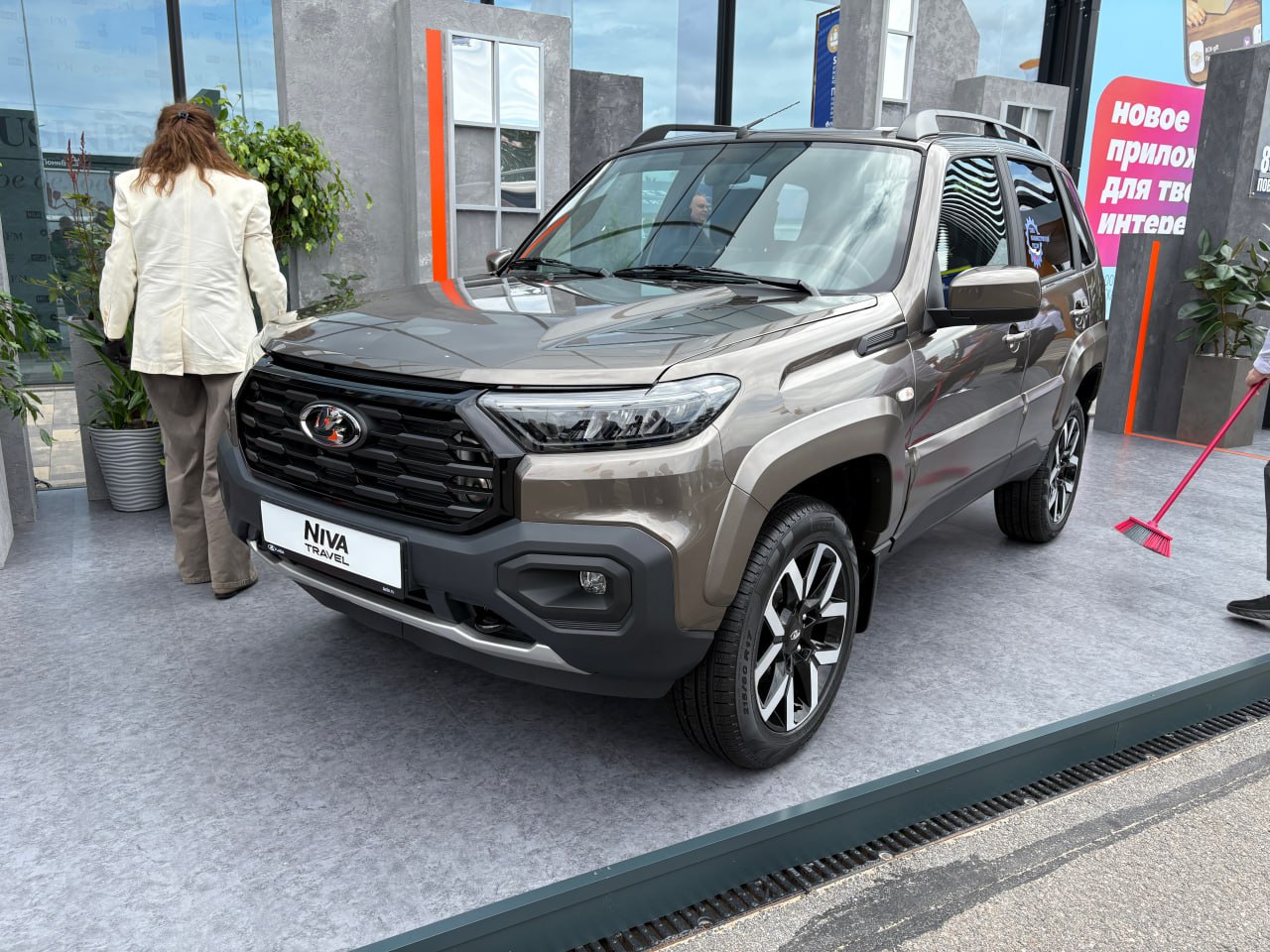 АвтоВАЗ привёз на ПМЭФ-2025 обновлённую Lada Niva Travel. Подробности — чуть позже.
