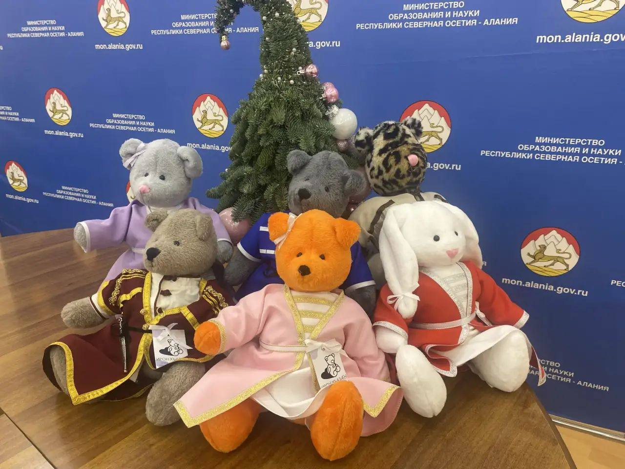 Почти 200 игрушек говорящих на осетинском языке передали в первые 30 детских садов Северной Осетии Ранее поручил Министерству образования и науки республики начать эту работу Игрушки разработаны Элоной Дзалаевой Заяц медведь лиса и другие животные в национальной одежде рассказывают ребятам сказки на осетинском и это помогает детям воспринимать язык в привычной и понятной форме Помимо игрушек наши дошкольные учреждения получат книги на родном языке Важно чтобы уже в детском саду с малышами занимались осетинским языком Вместе с тем хочу обратиться к папам мамам бабушкам и дедушкам чаще говорите с детьми дома на родном языке Именно так общаясь в семье и ежедневно слыша родную речь наши младшие смогут лучше её усвоить и в дальнейшем передать уже своим детям Подписывайтесь на мой канал в МАХ