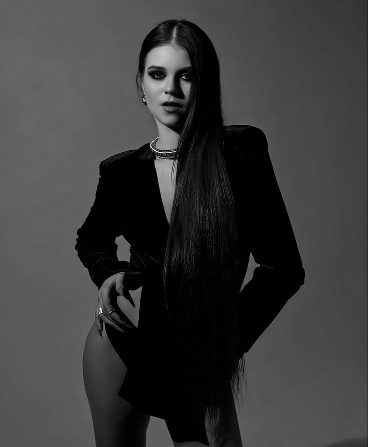 Уроженка Рязани Александра Трусова стала вице чемпионкой Европы 2022 года Международный союз конькобежцев ISU пересмотрел результаты чемпионата Европы 2022 по фигурному катанию и аннулирол победный результат 259 06 балла россиянки Камилы Валиевой и присудив золото Анне Щербаковой которая на европейском чемпионате набрала 237 42 балла по сумме двух программ Об этом сообщает championat com со ссылкой на официальный сайт ISU Серебряная медаль по новому результату принадлежит Александре Трусовой бронзовая бельгийке Луне Хендрикс