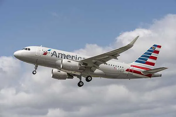 Расходы авиакомпаний США на топливо в марте подскочили на 56 Расходы американских авиаперевозчиков на топливо в марте подскочили на 56 достигнув 5 64 миллиарда долларов из за дефицита нефти вызванного эскалацией конфликта вокруг Ирана и блокировкой Ормузского пролива Об этом сообщает Прайм со ссылкой на свежие данные бюро транспортной статистики США Бюро транспортной статистики министерства транспорта США опубликовало данные о потреблении и стоимости авиатоплива американскими авиакомпаниями за март 2026 года согласно которым общие расходы на топливо 5 06 млрд долларов выросли на 56 4 по сравнению с февралем 2026 года 3 23 млрд долларов говорится в пресс релизе ведомства При этом стоимость галлона топлива около 3 8 литра в марте составила 3 13 доллара что на 74 цента 30 9 выше показателей февраля 2024 года и на 72 цента 29 9 больше чем в марте 2025 года aviaru net n295388 Оставайся в информационном потоке подпишись на наш канал в MAX