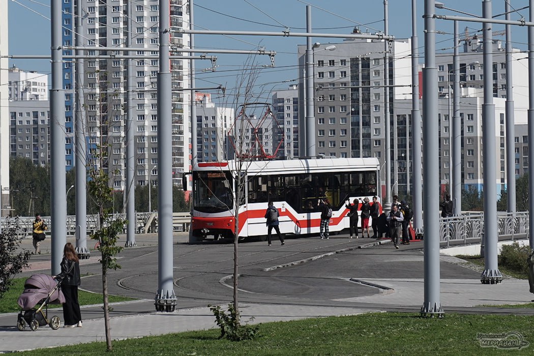В Екатеринбурге участились случаи хулиганства среди зацеперов, которые угрожают безопасности водителей и пассажиров трамваев. Несмотря на профилактические меры со стороны МВД, подростки продолжают устраивать опасные выходки, особенно на маршрутах в районе Вторчермета. Из-за этого водителям приходится работать в условиях повышенного стресса, опасаясь за свою безопасность.  В итоге, несмотря на массовые жалобы, зацеперы все равно выходят и отрабатывают свои маршруты в полном объеме, хотя выходить на последние. Из-за этого, по словам очевидцев, выходить на поздние рейсы в том направлении просто страшно, ведь можно получить «перец» в глаза.   «Уральский меридиан»