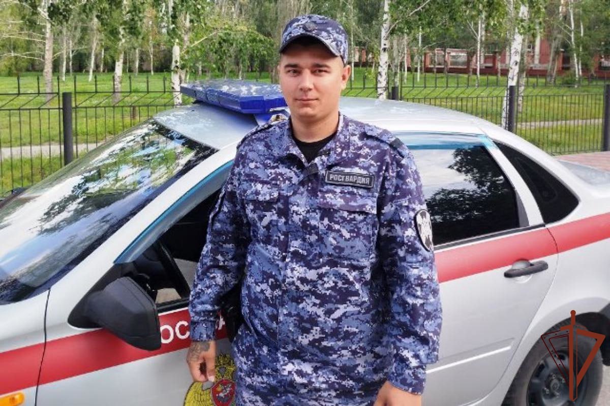 В Алейске Росгвардеец спас мужчину от необдуманного поступка  К находящемуся на выходном дне младшему сержанту полиции Константину Ш. обратилась взволнованная жительница многоквартирного дома, которая сообщила о драме, произошедшей в соседней квартире. Ее 41-летний знакомый, находясь в критическом состоянии, пытался свести счеты с жизнью. Оперативно подоспевший на место сотрудник вневедомственной охраны спас местного жителя от необдуманного поступка. Он освободил дыхательные пути пострадавшего и оказал ему доврачебную помощь.  Мужчина был передан прибывшим на место медикам. В настоящий момент его жизнь вне опасности.    Пресс-служба краевой Росгвардии